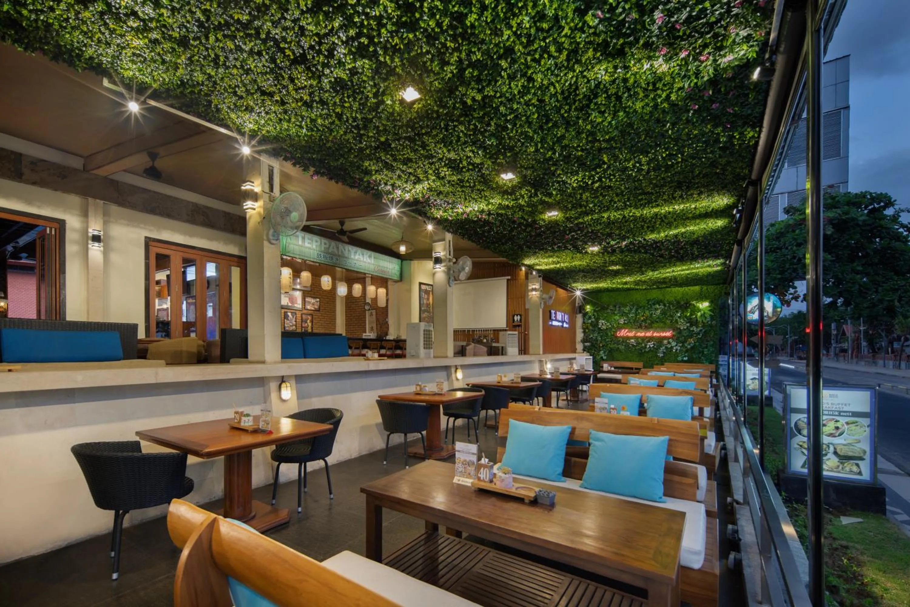 Restaurant/places to eat in Grand Istana Rama Hotel