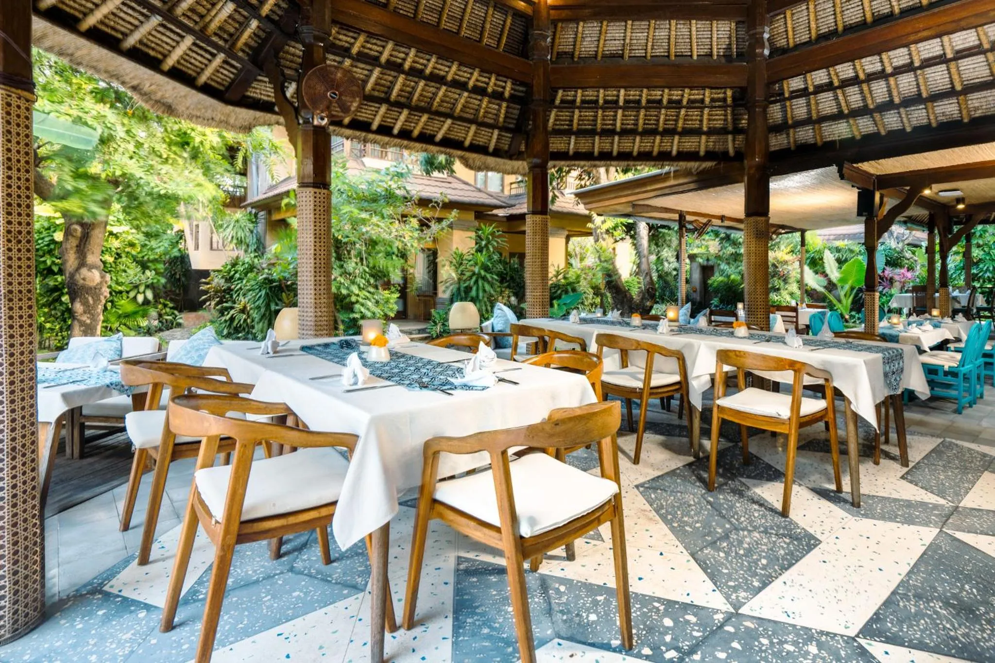 Restaurant/places to eat in Sri Phala Resort & Villa