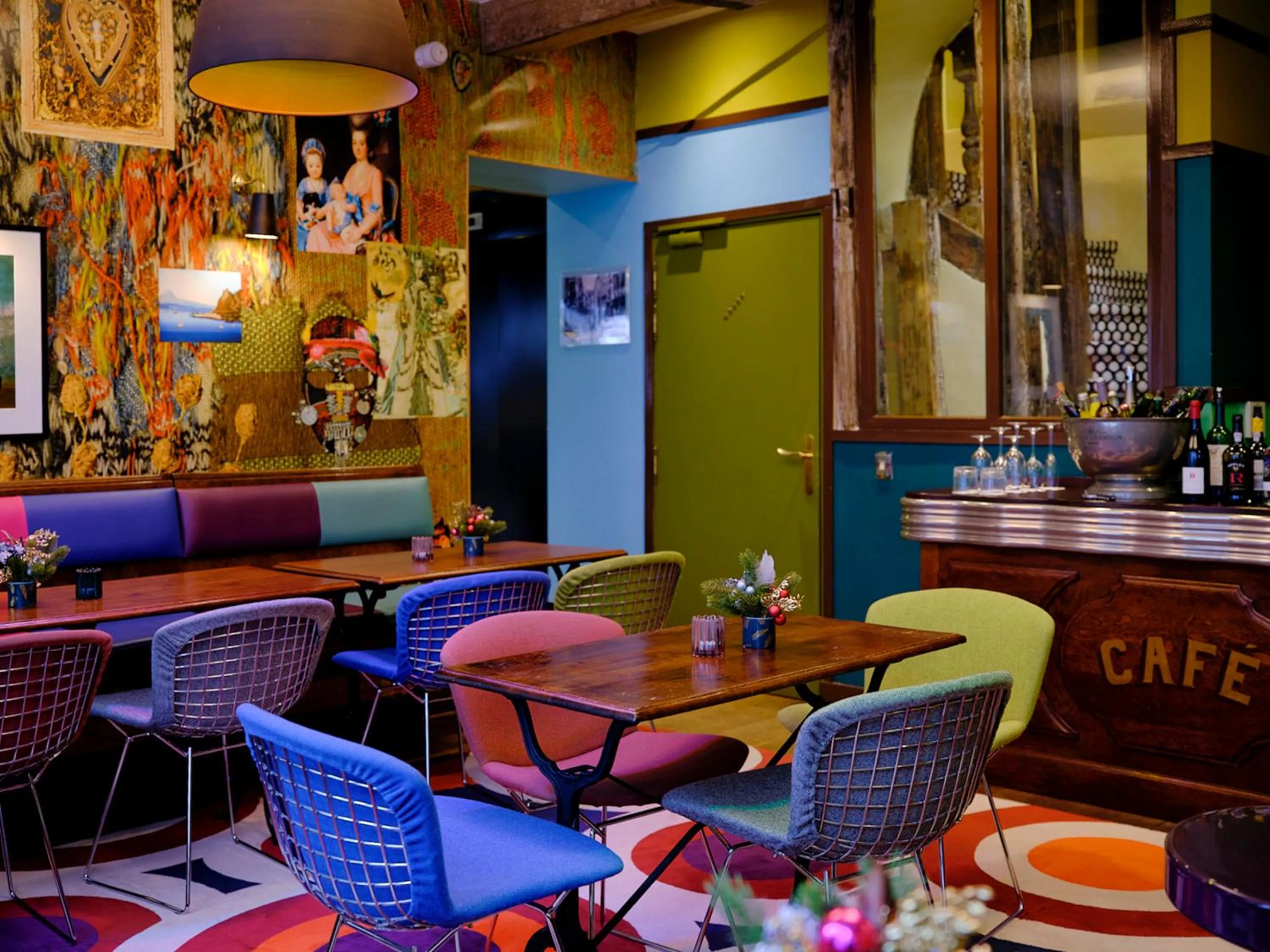 Restaurant/places to eat in Hôtel du Petit Moulin, Haute Couture hotel by Lacroix