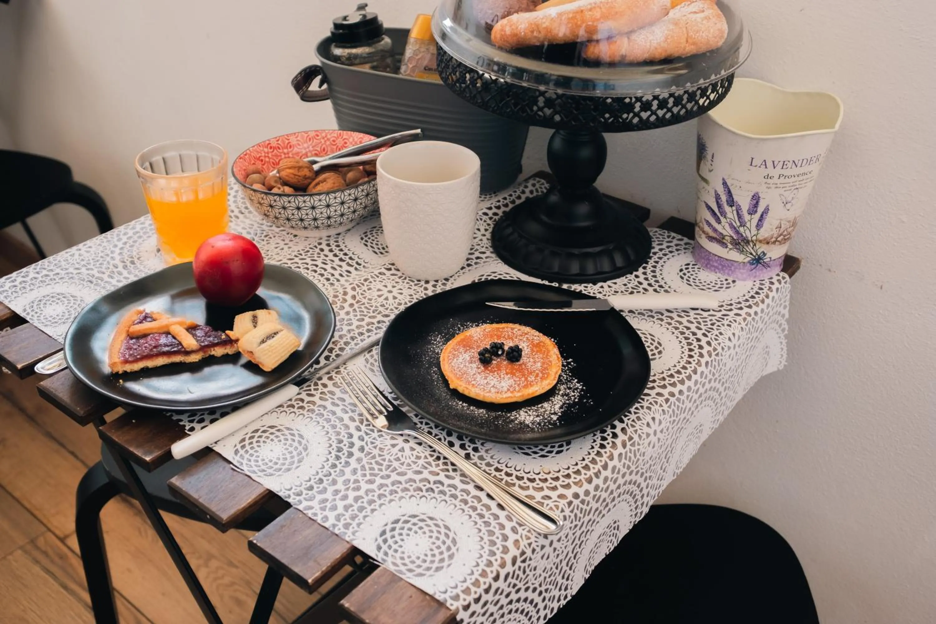 People in Palazzetto del Pittore in San Quirico d'Orcia