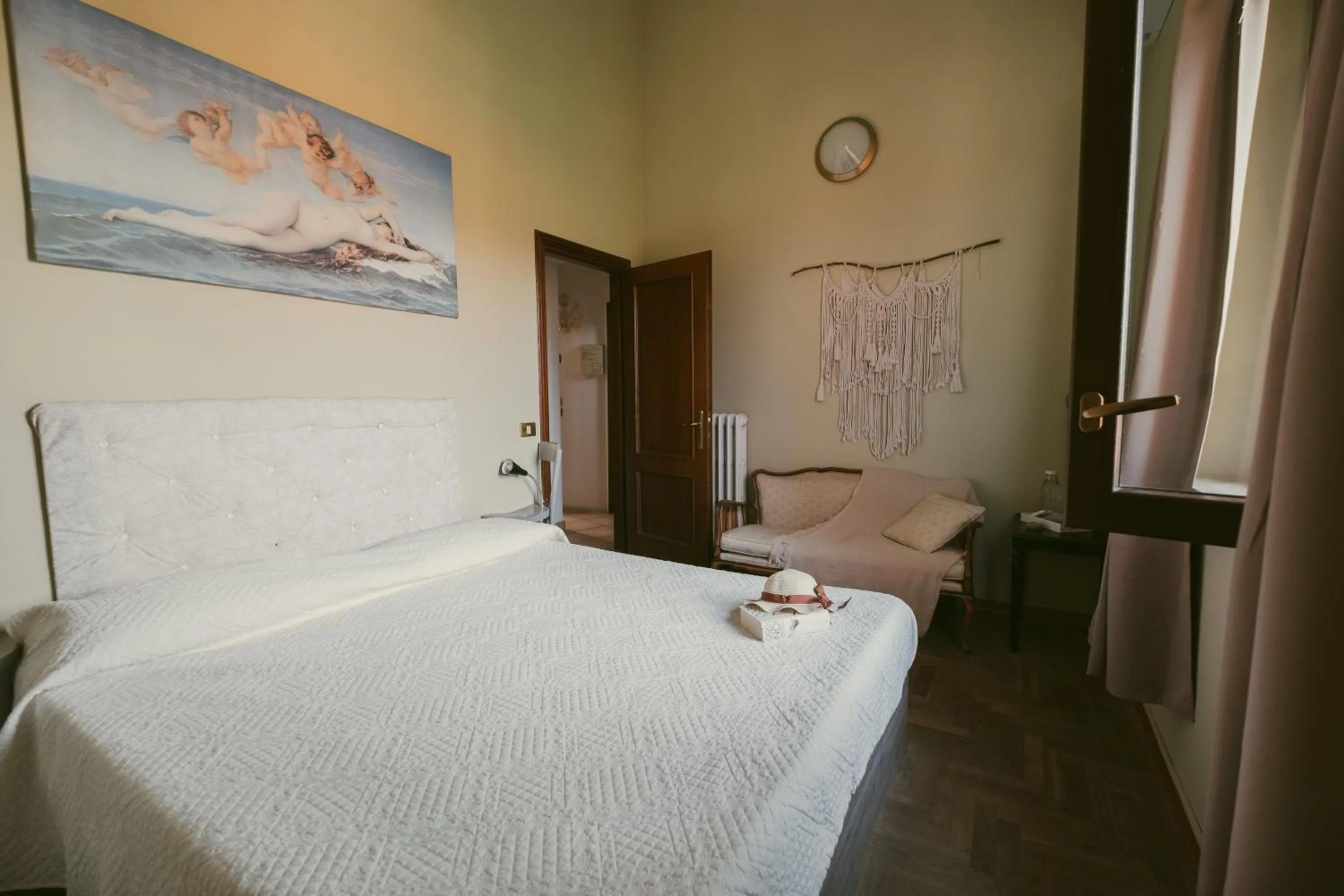 Bed in Palazzetto del Pittore in San Quirico d'Orcia