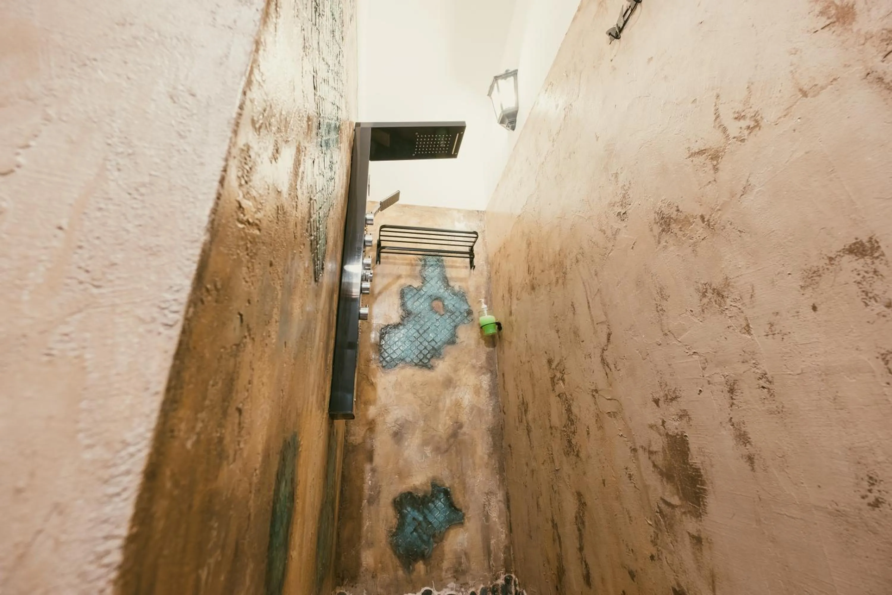 Shower in Palazzetto del Pittore in San Quirico d'Orcia