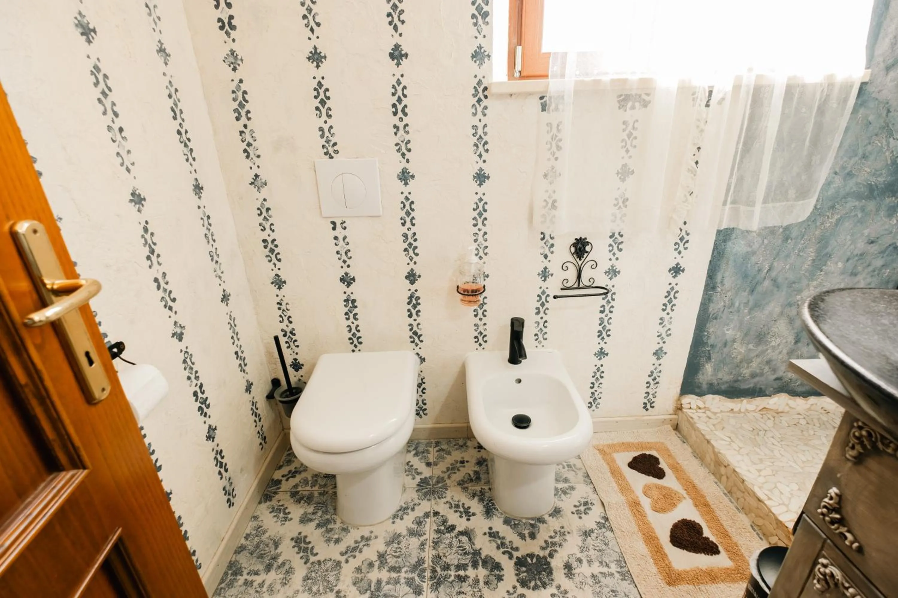 Toilet in Palazzetto del Pittore in San Quirico d'Orcia