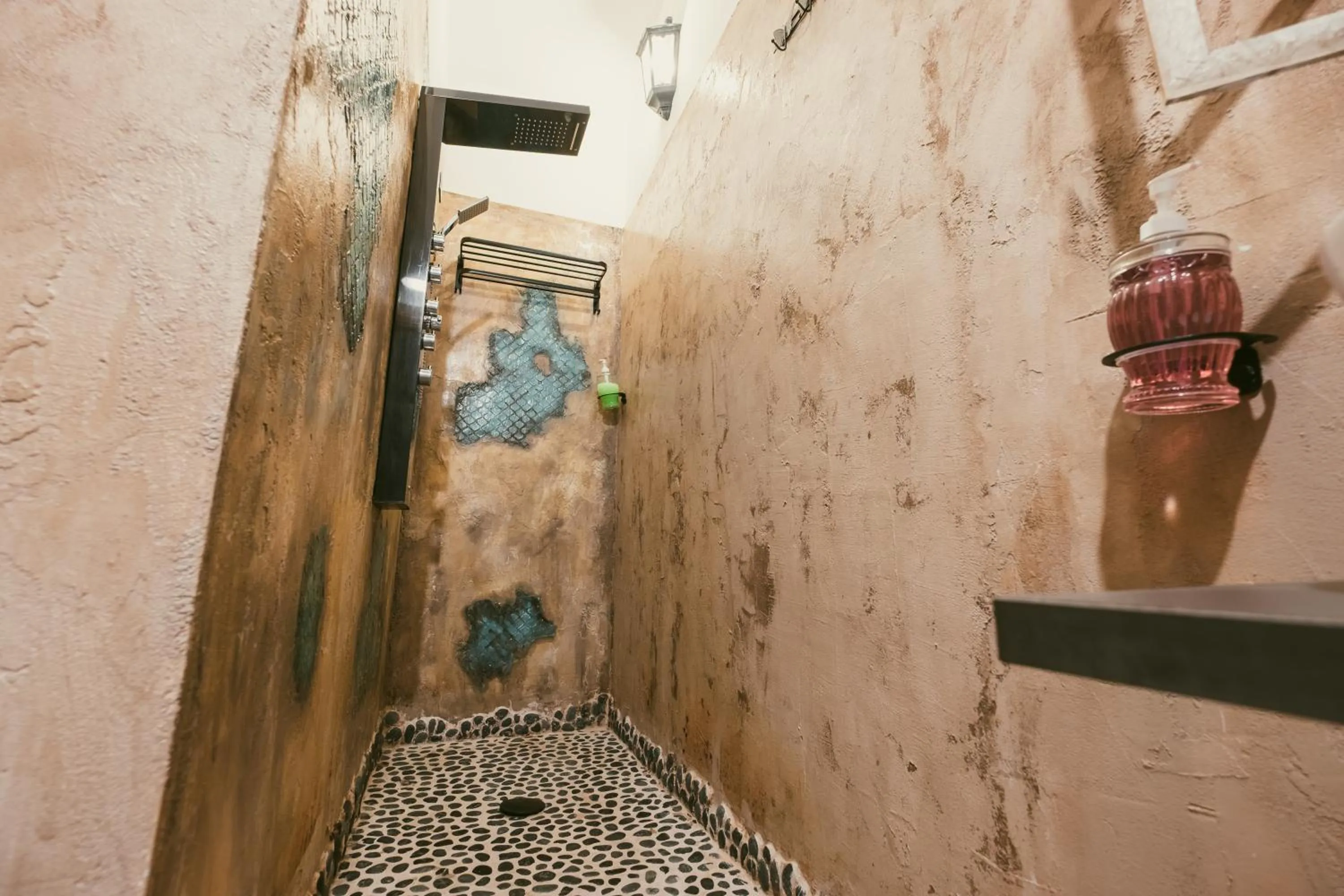 Shower in Palazzetto del Pittore in San Quirico d'Orcia