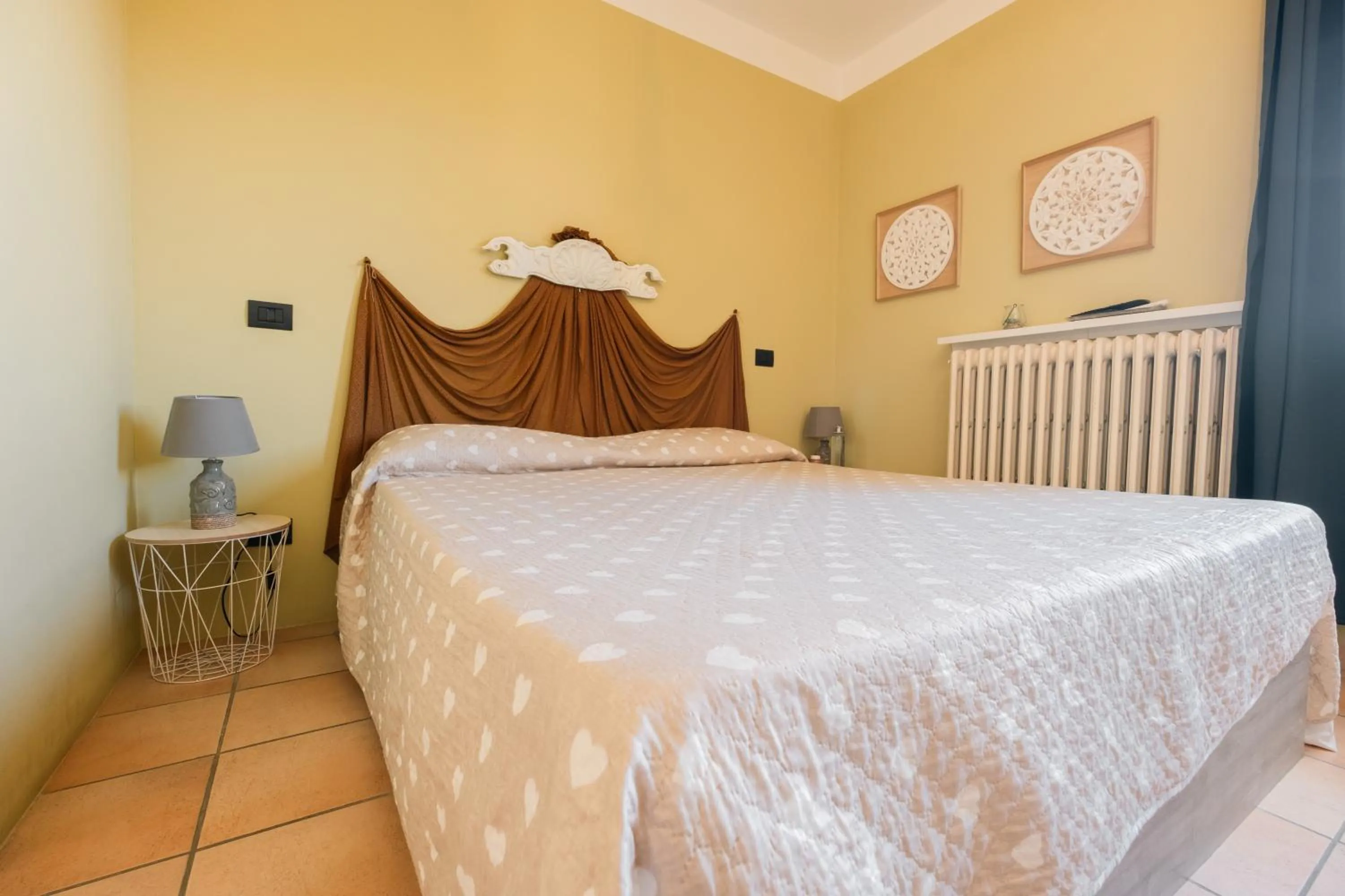 Bed in Palazzetto del Pittore in San Quirico d'Orcia