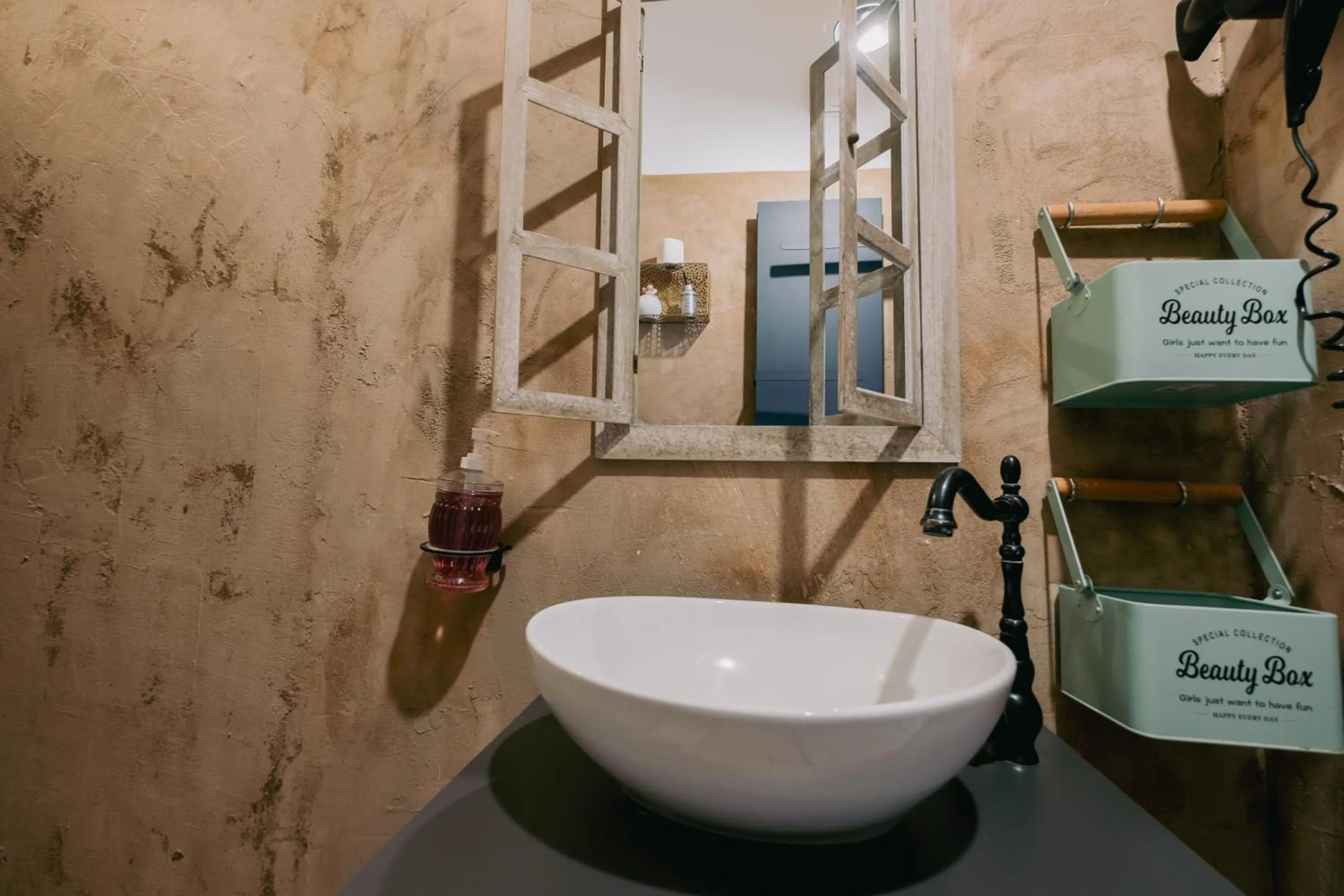 People in Palazzetto del Pittore in San Quirico d'Orcia