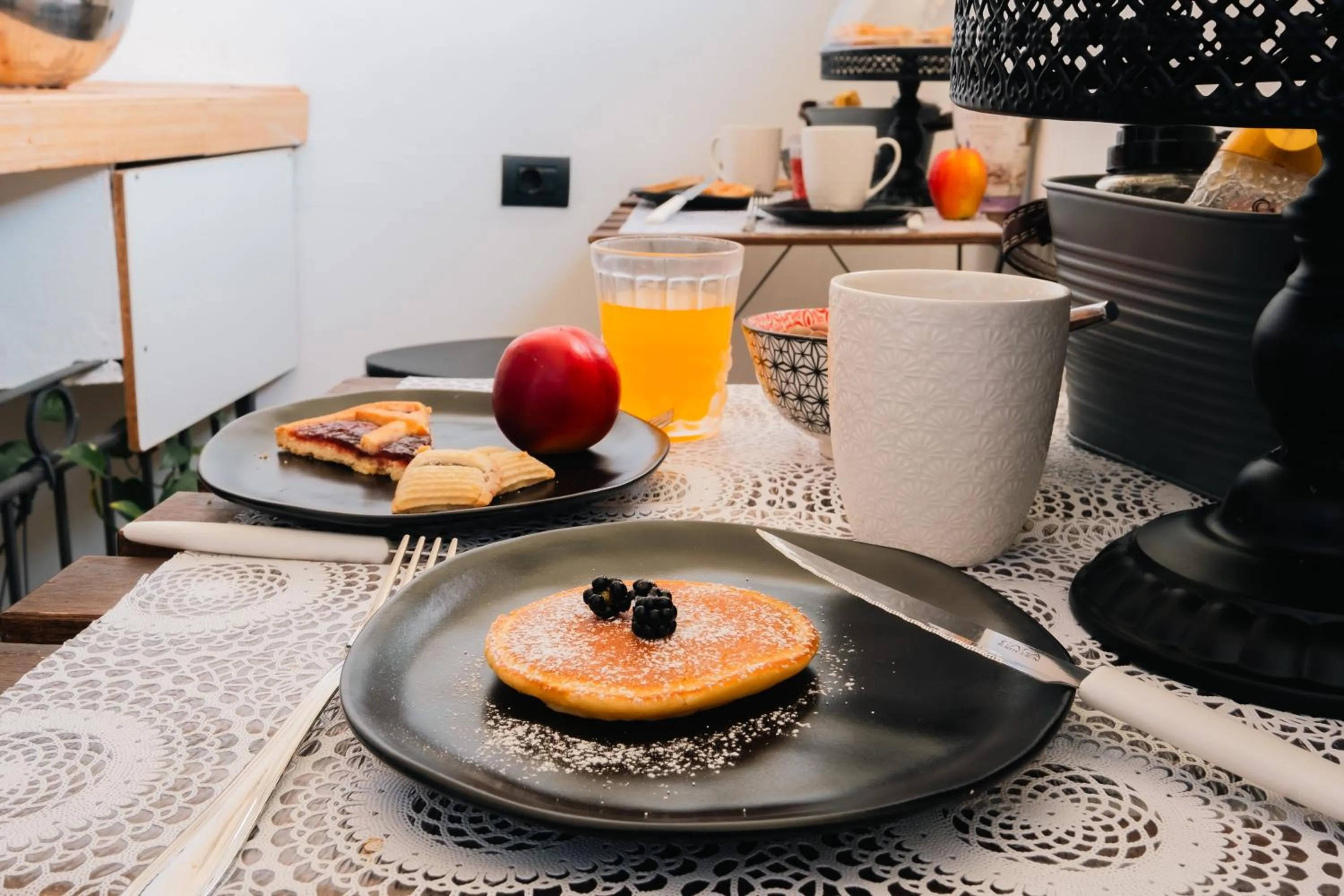 People in Palazzetto del Pittore in San Quirico d'Orcia