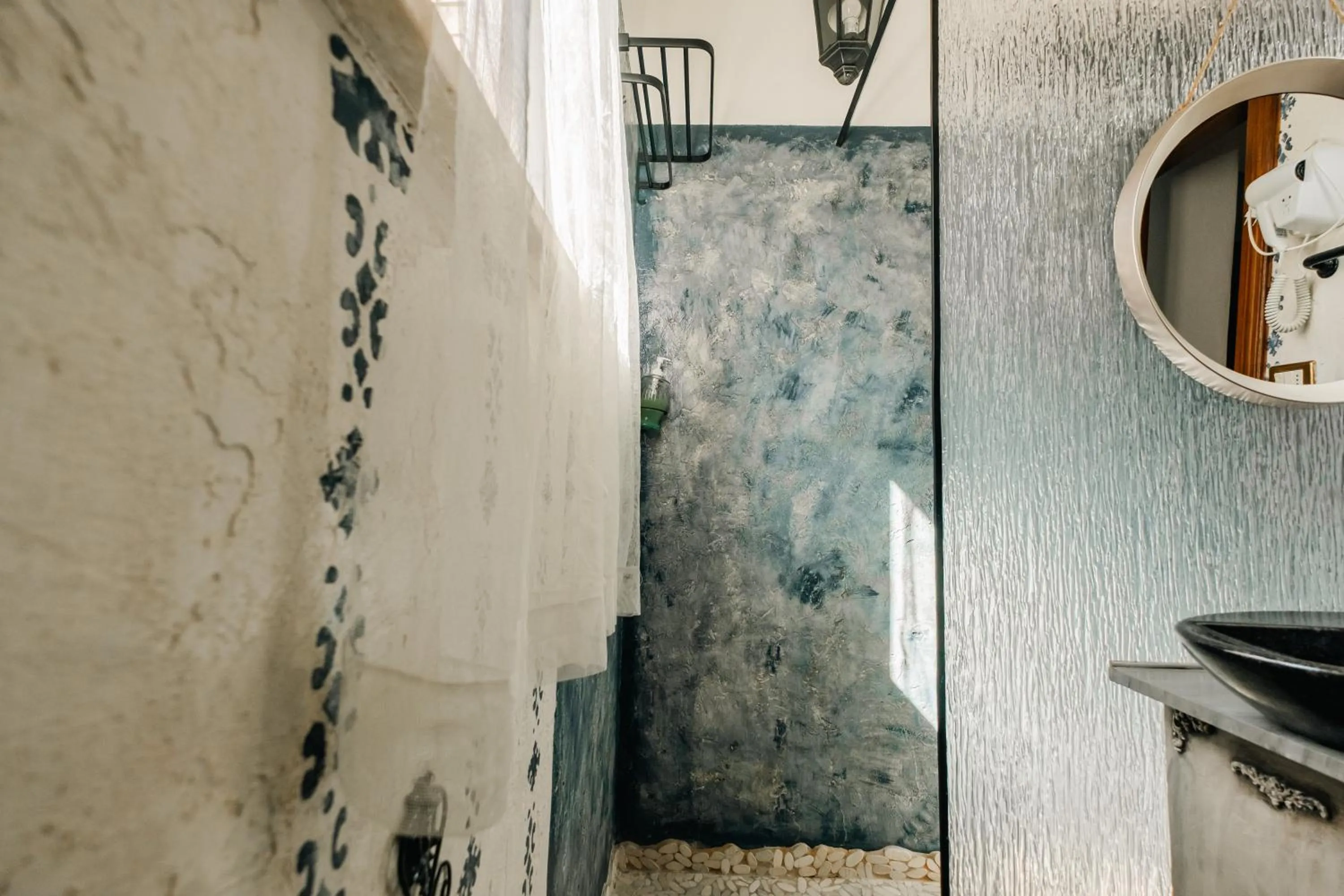 Shower in Palazzetto del Pittore in San Quirico d'Orcia