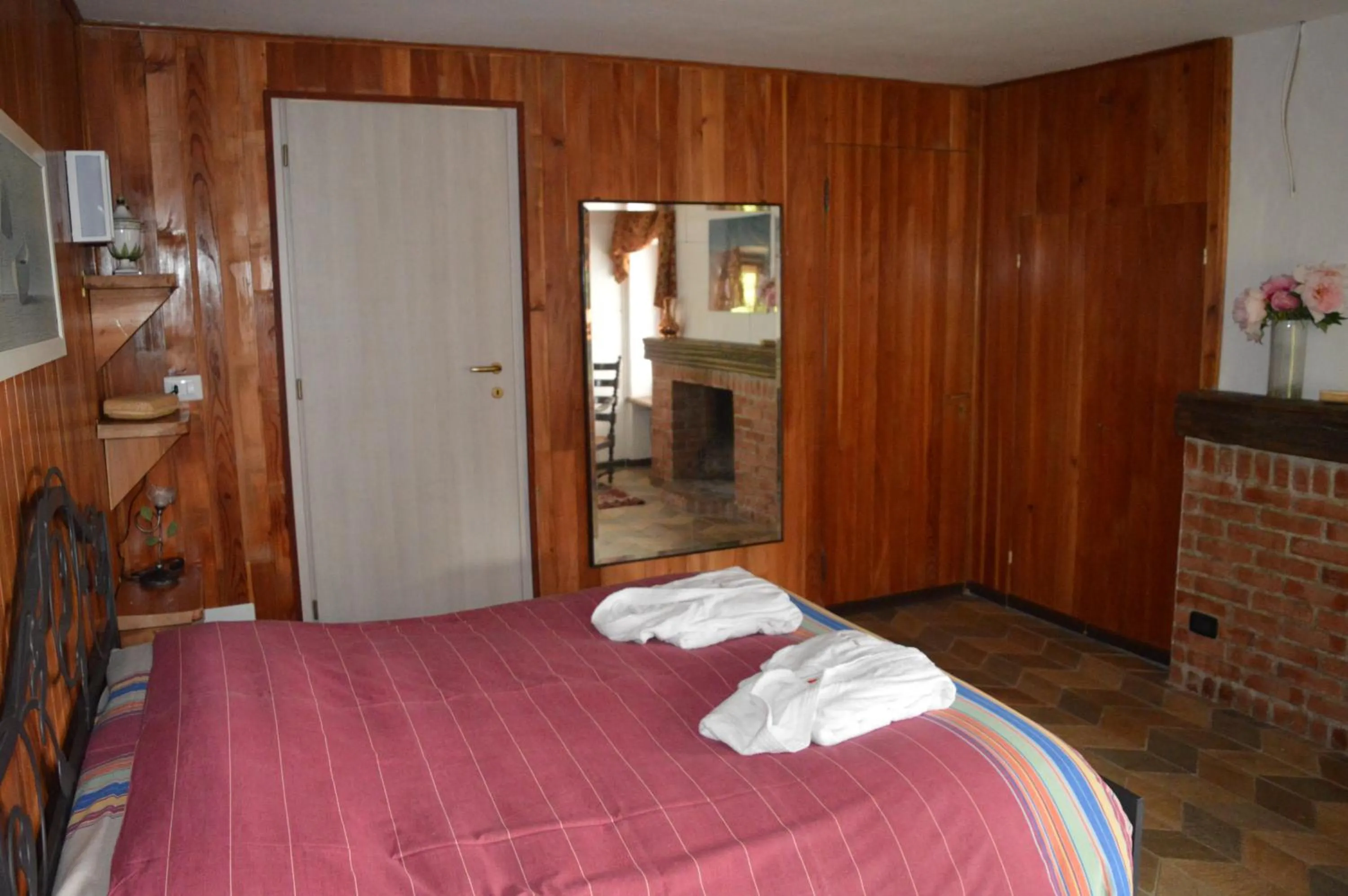 Photo of the whole room, Bed in L'uovo e la faina