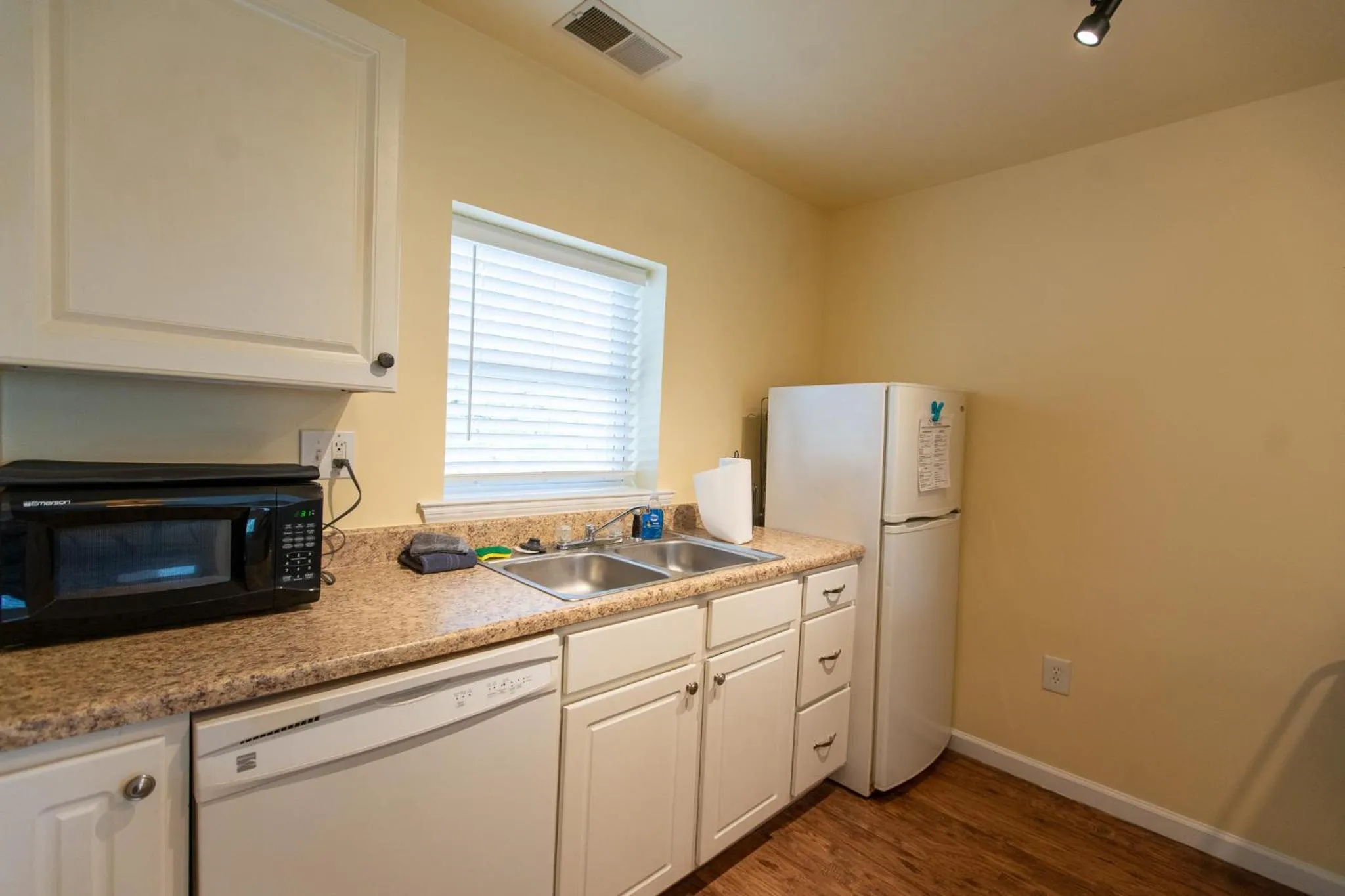 Kitchen or kitchenette in Howard's Creek Inn