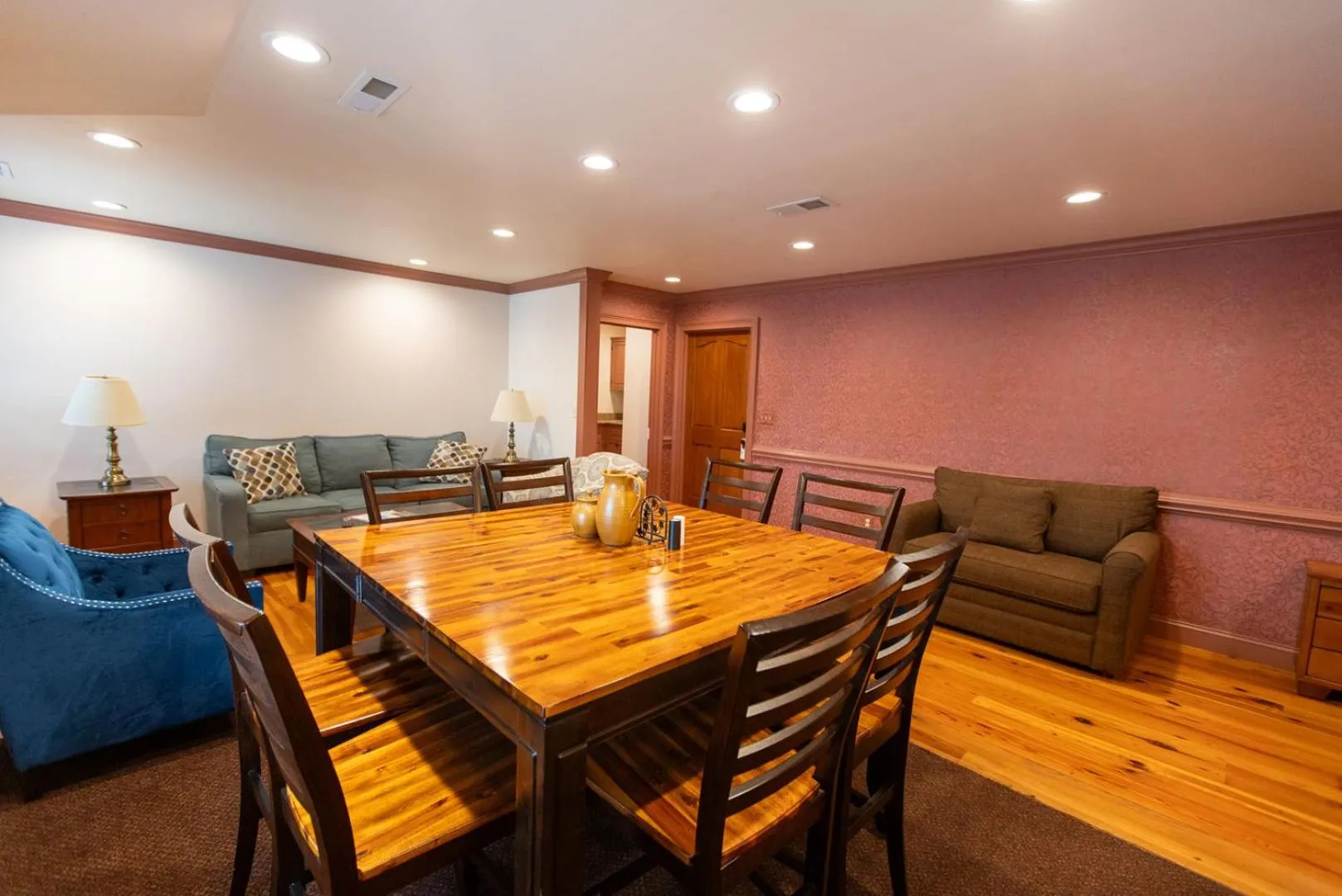 Dining area in Howard's Creek Inn