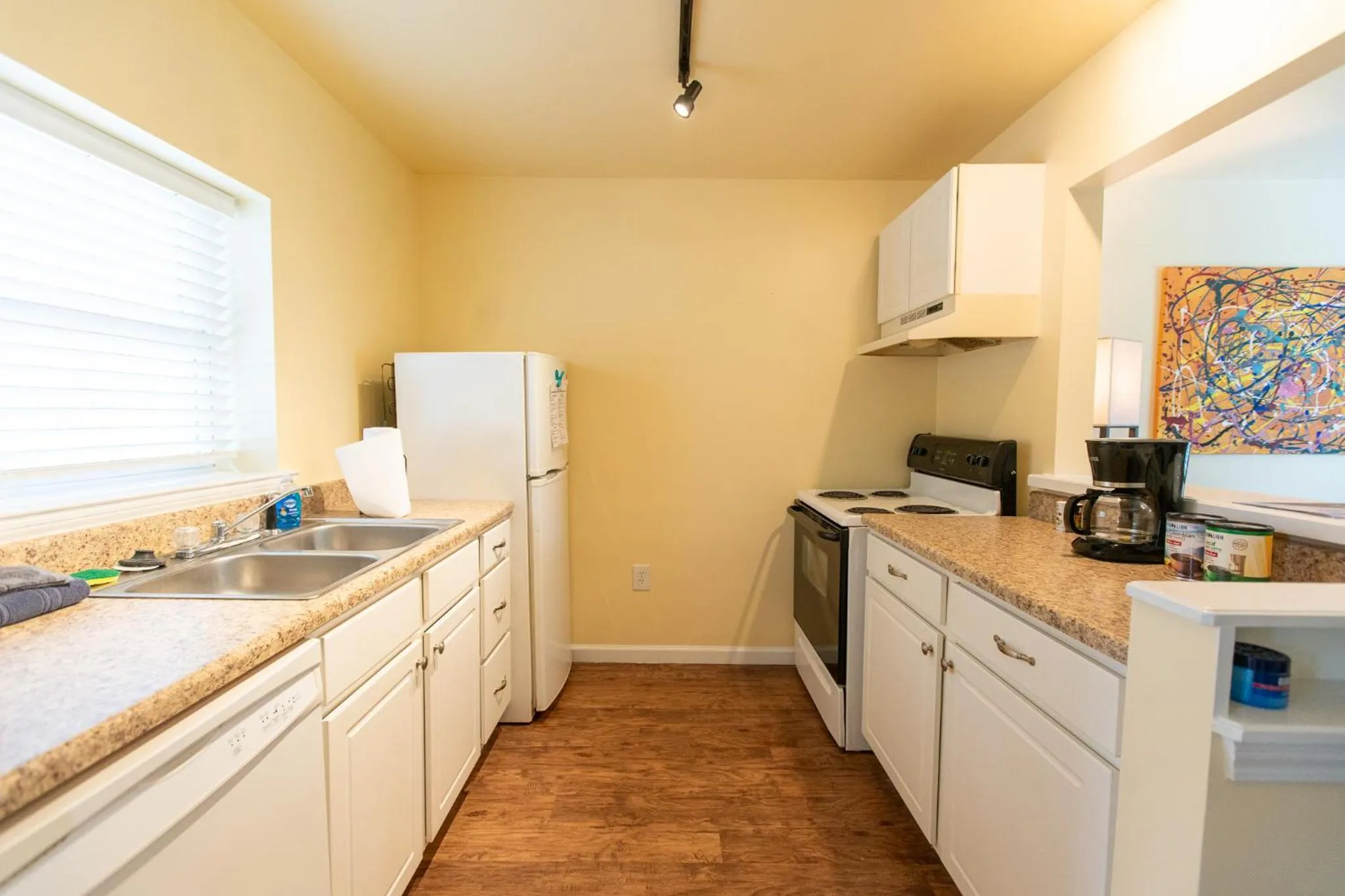 Kitchen or kitchenette in Howard's Creek Inn