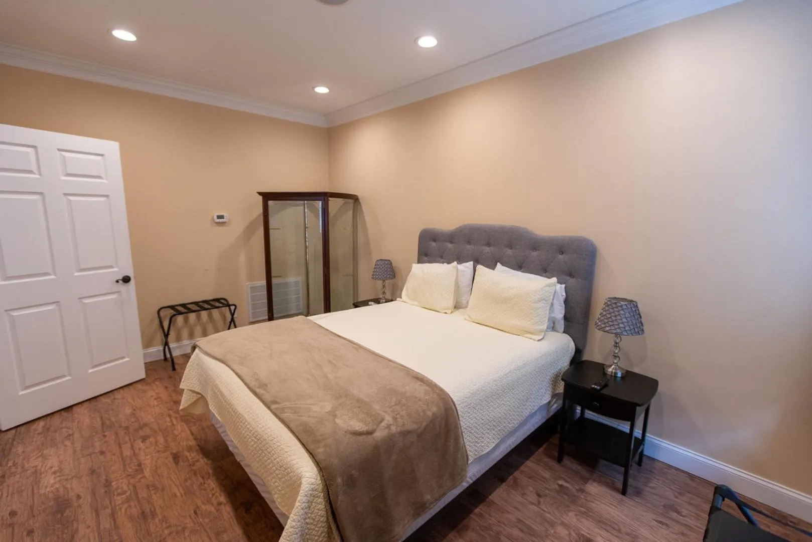 Bedroom, Bed in Howard's Creek Inn