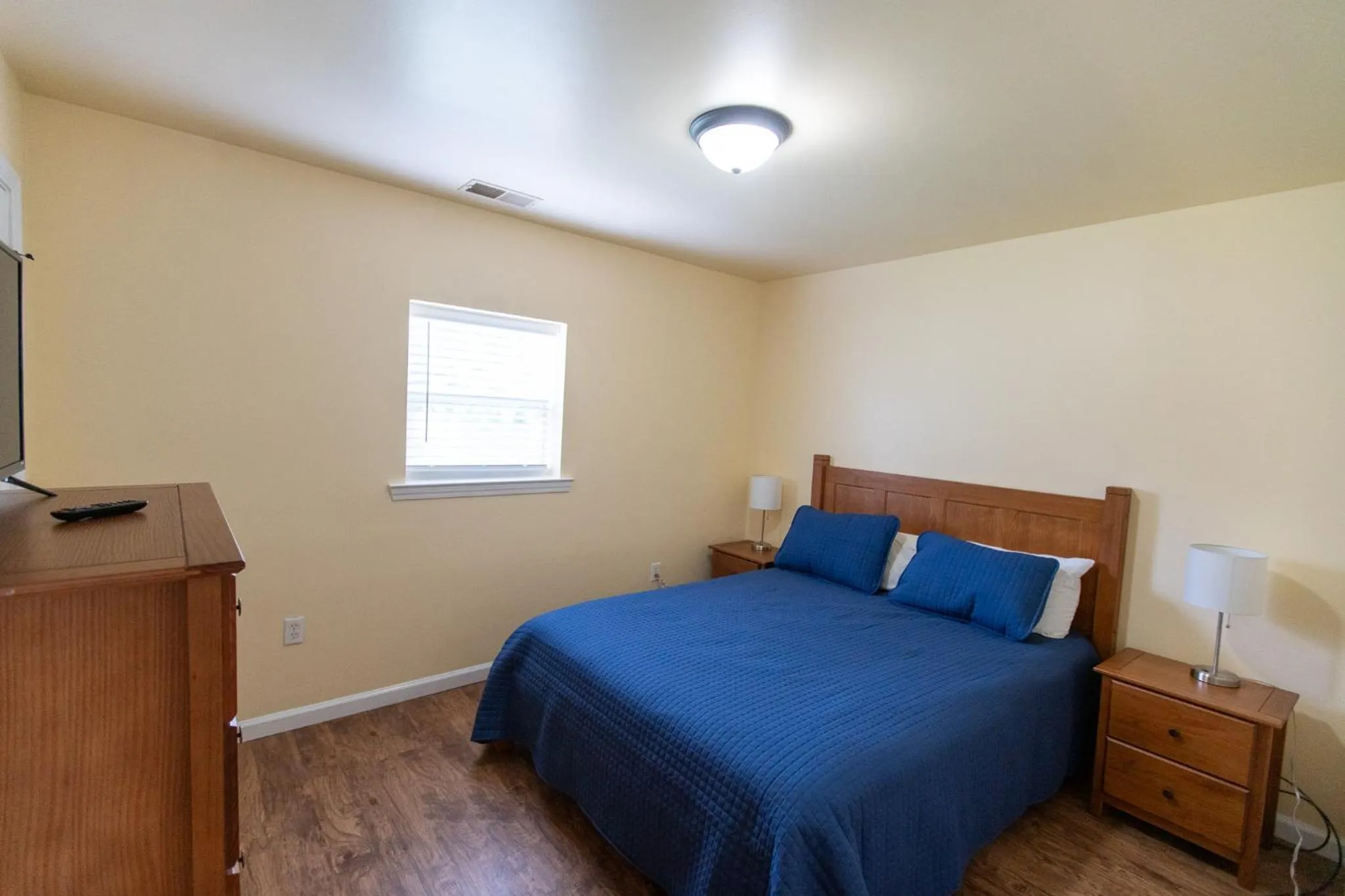 Bed in Howard's Creek Inn