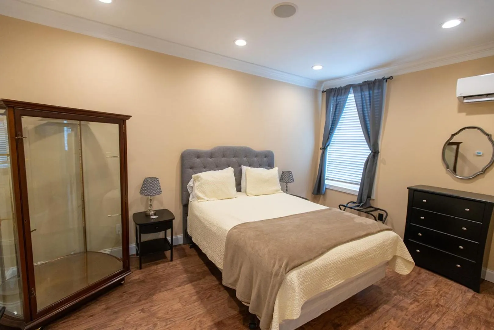 Bedroom, Bed in Howard's Creek Inn