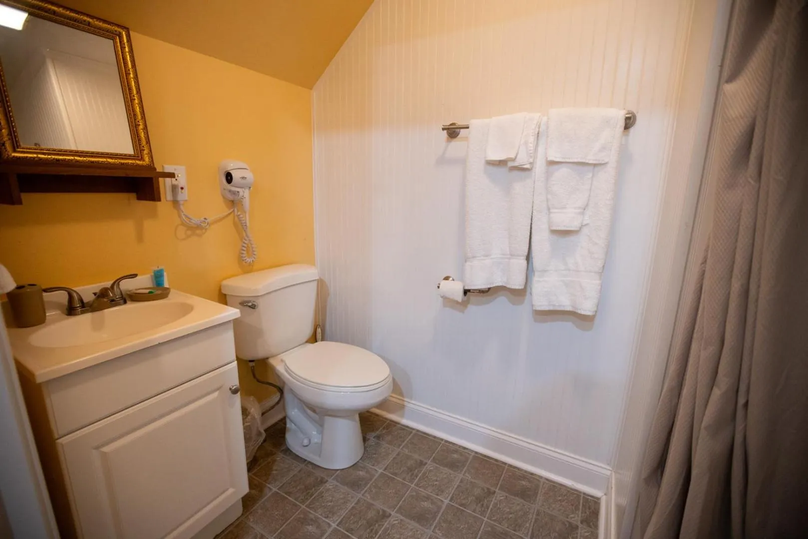 Bathroom in Howard's Creek Inn