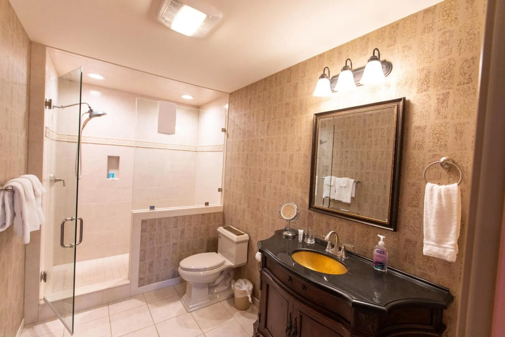 Bathroom in Howard's Creek Inn