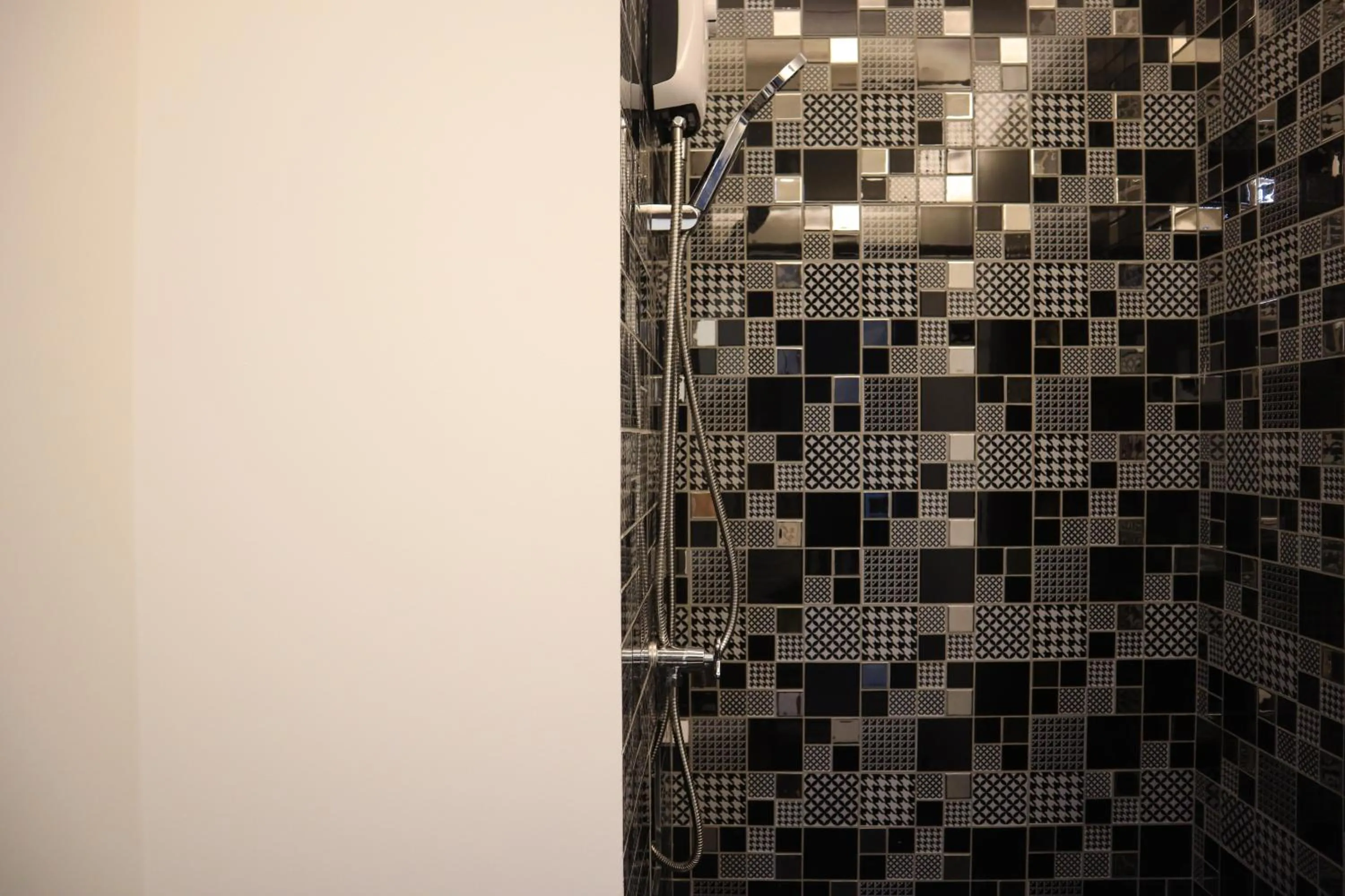 Goodnight Poshtel + Free Netflix