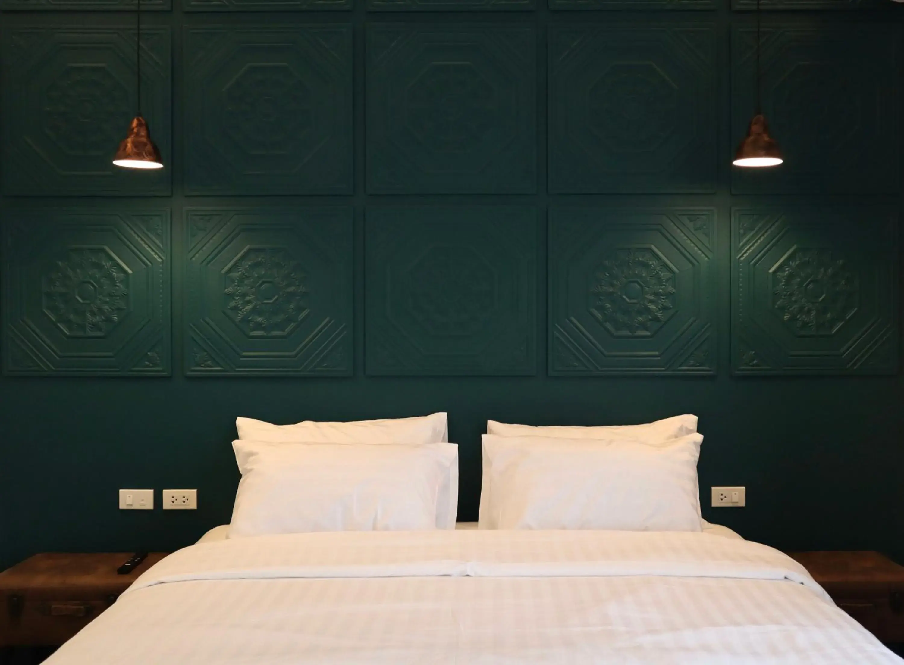 Deluxe King Room in Goodnight Poshtel + Free Netflix Deluxe King Room in Goodnight Poshtel + Free Netflix