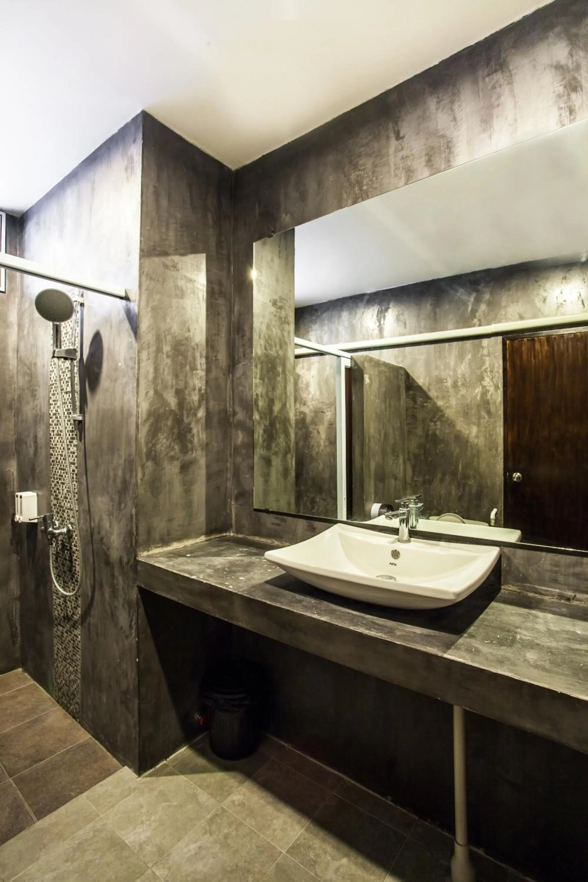 Shower in Baan Suan Ta Hotel