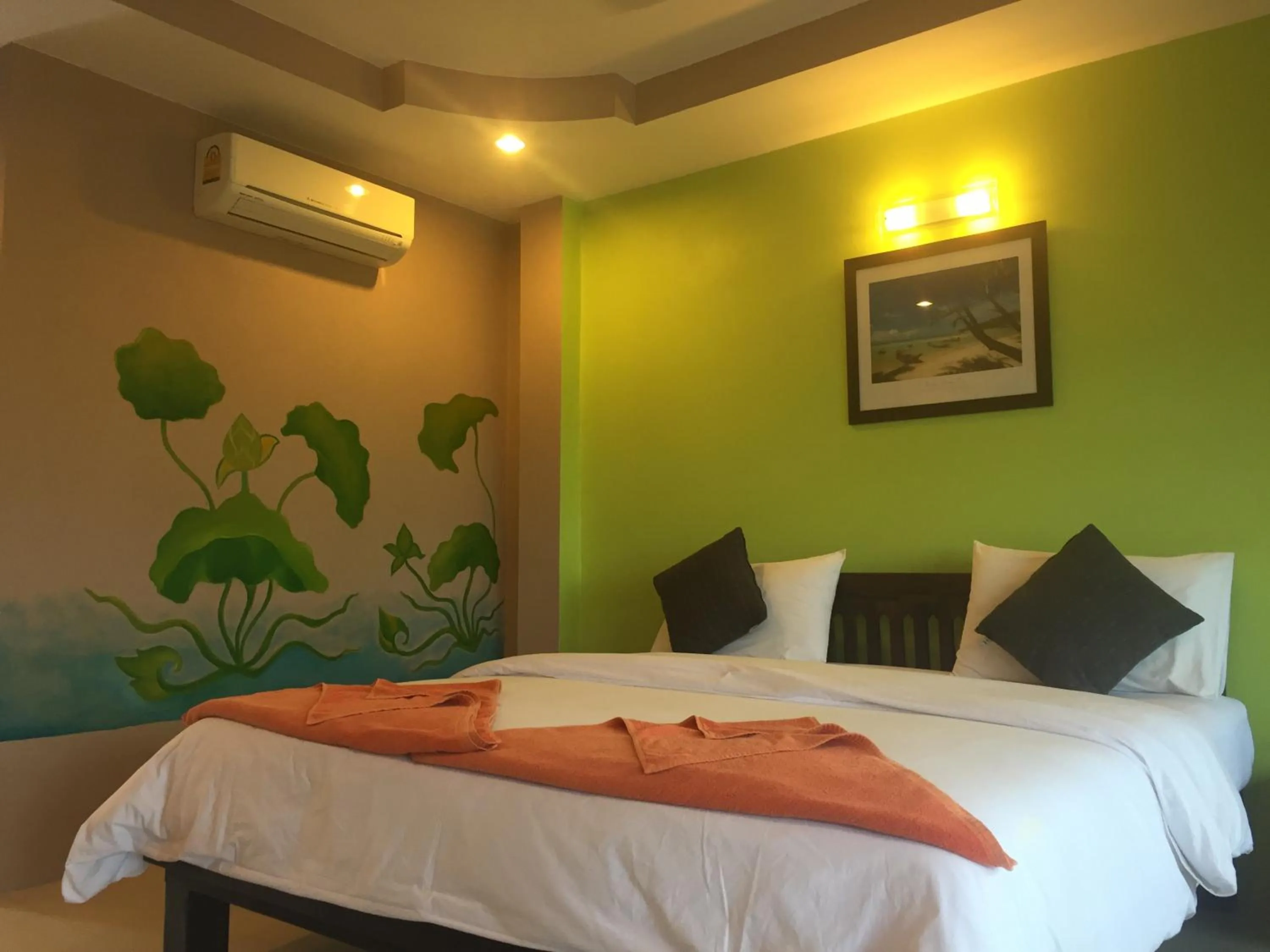 Decorative detail, Bed in Baan Suan Ta Hotel