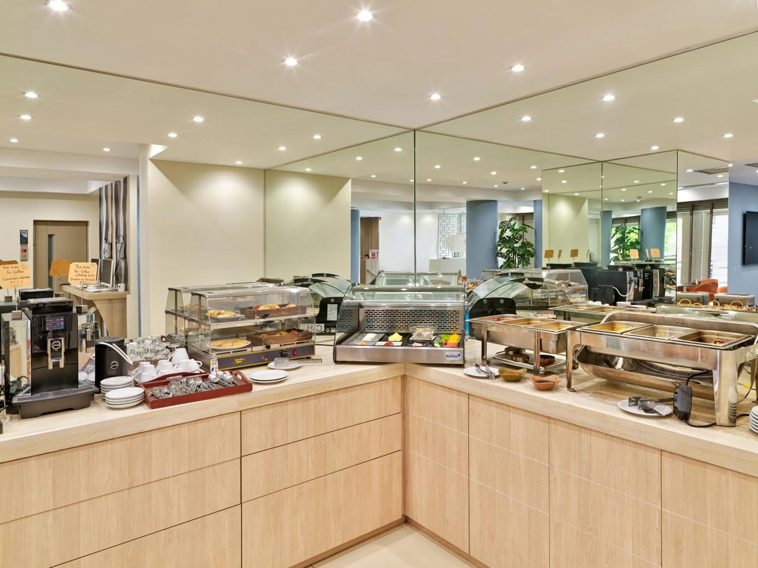 Restaurant/places to eat in Phidias Piraeus Hotel