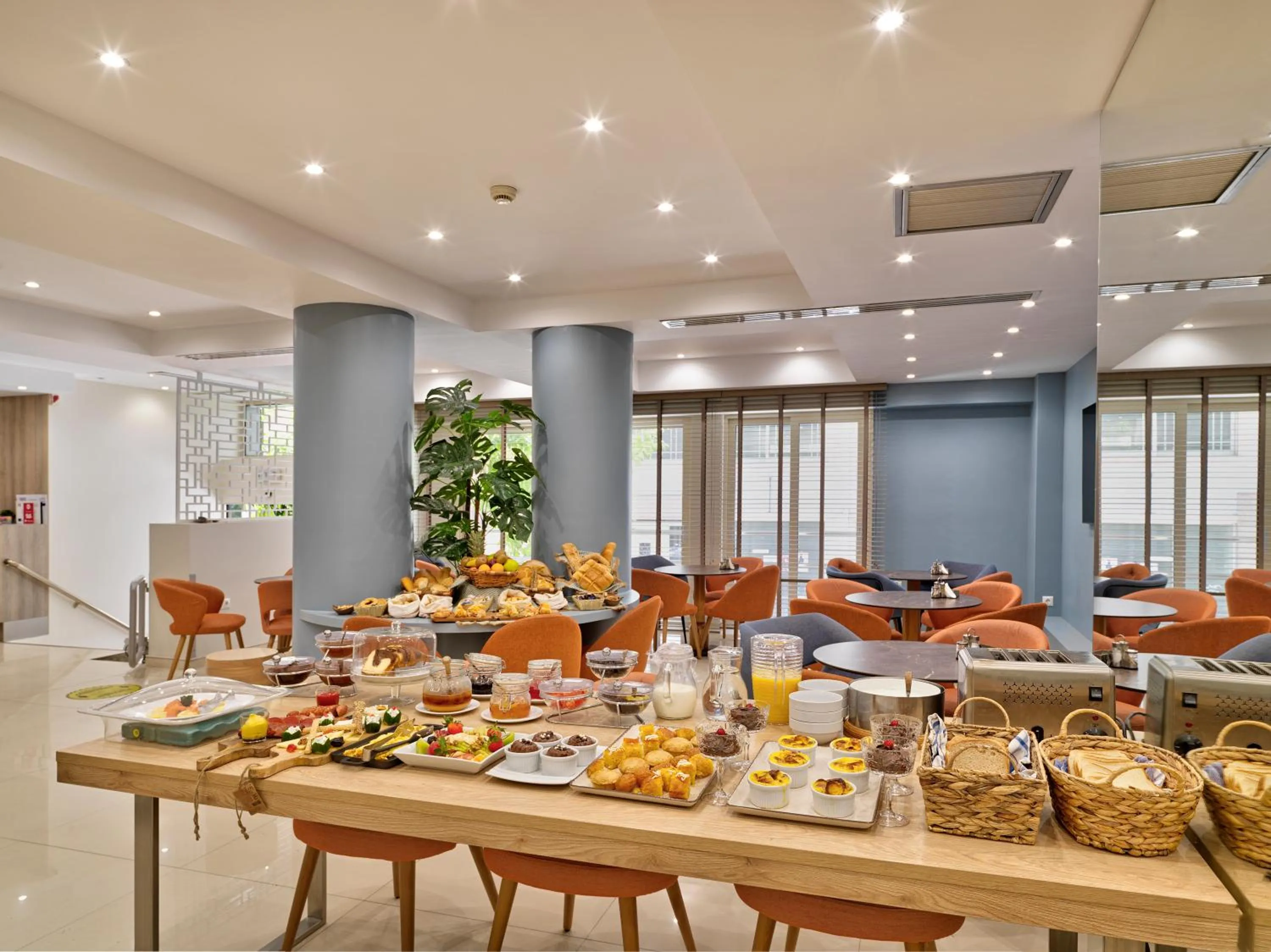 Food and drinks in Phidias Piraeus Hotel