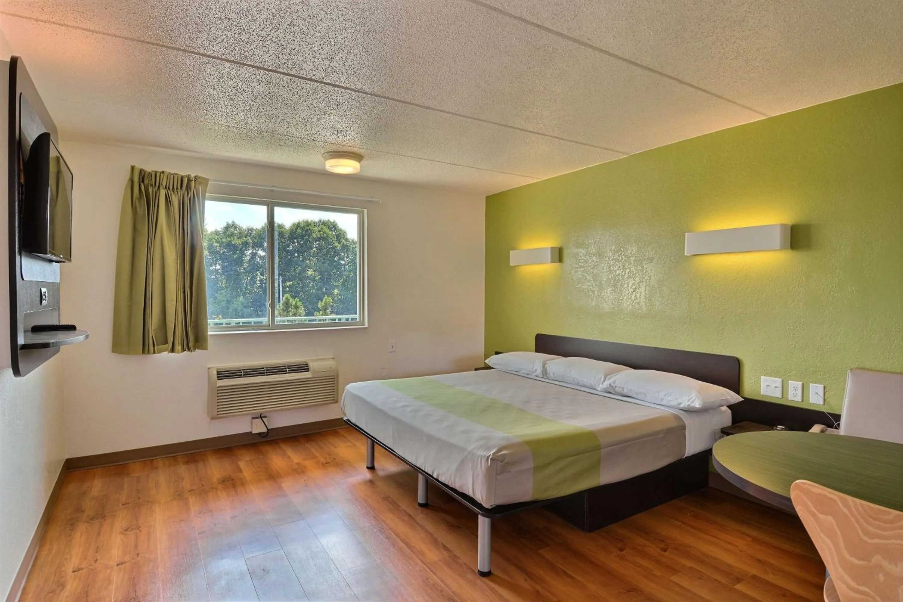 TV and multimedia, Bed in Motel 6-Danvers, MA - Boston North