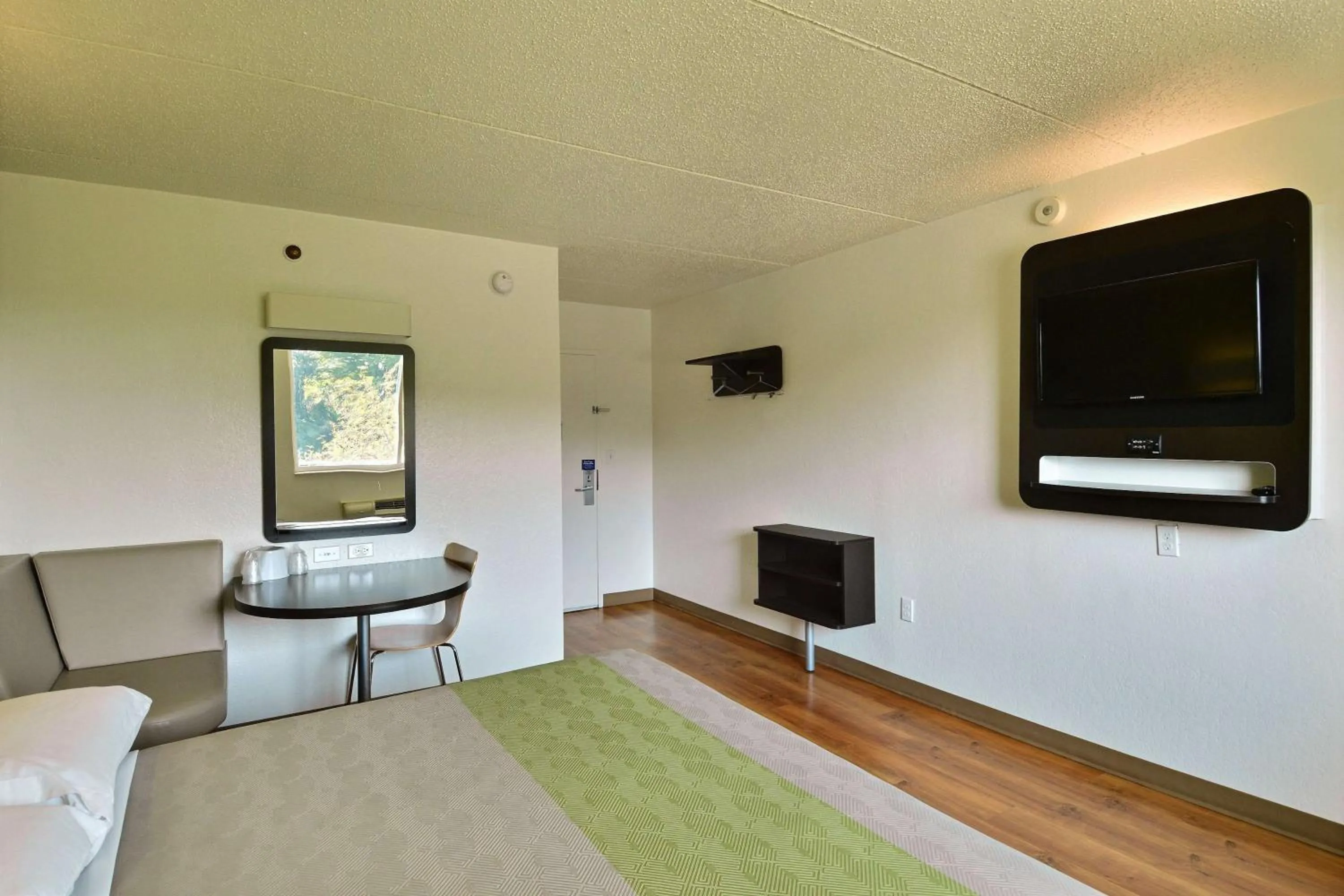 TV and multimedia, Bed in Motel 6-Danvers, MA - Boston North