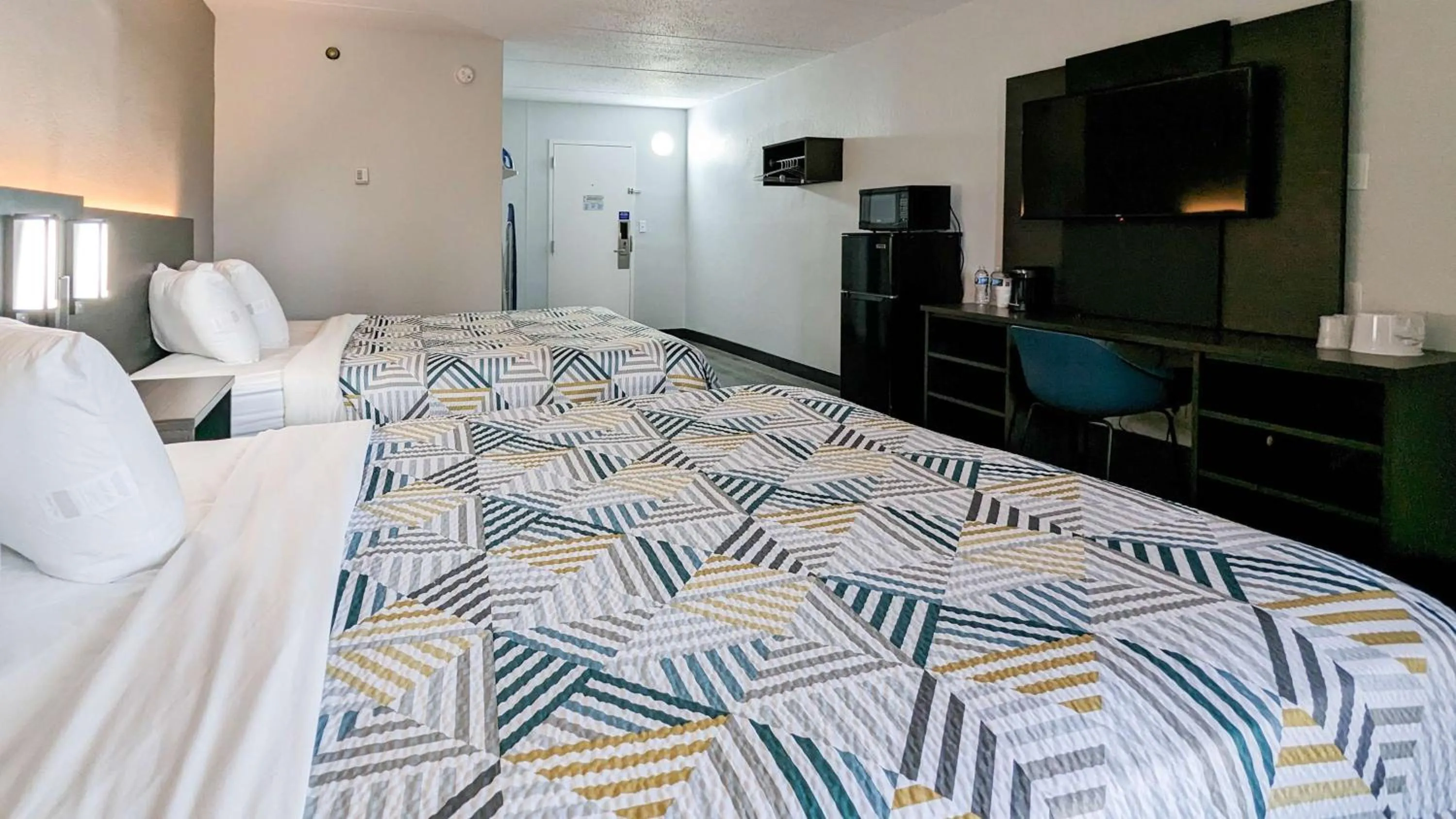 Bedroom, Bed in Motel 6-Danvers, MA - Boston North