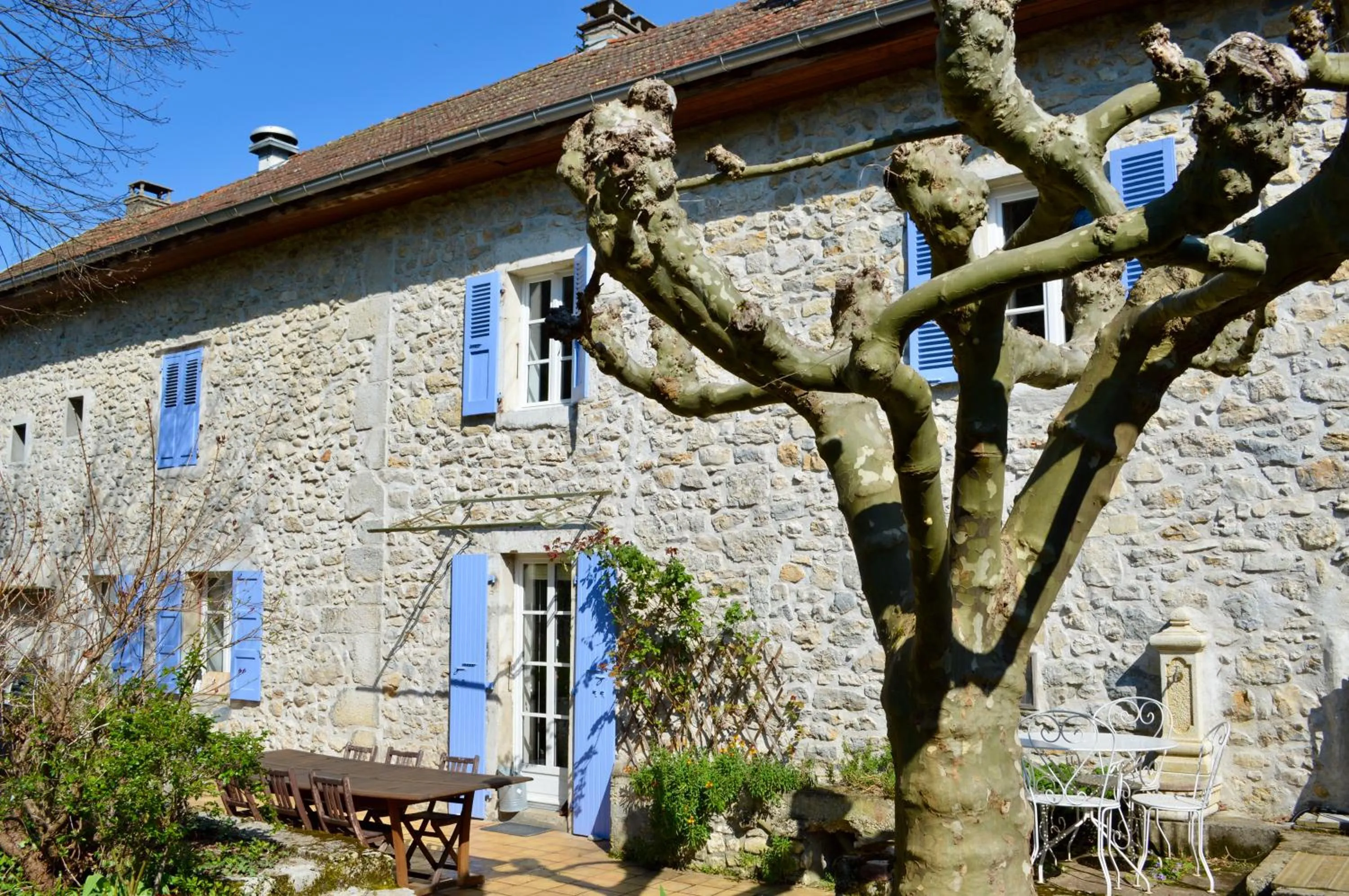 Property building in Maison Maliga J&G House