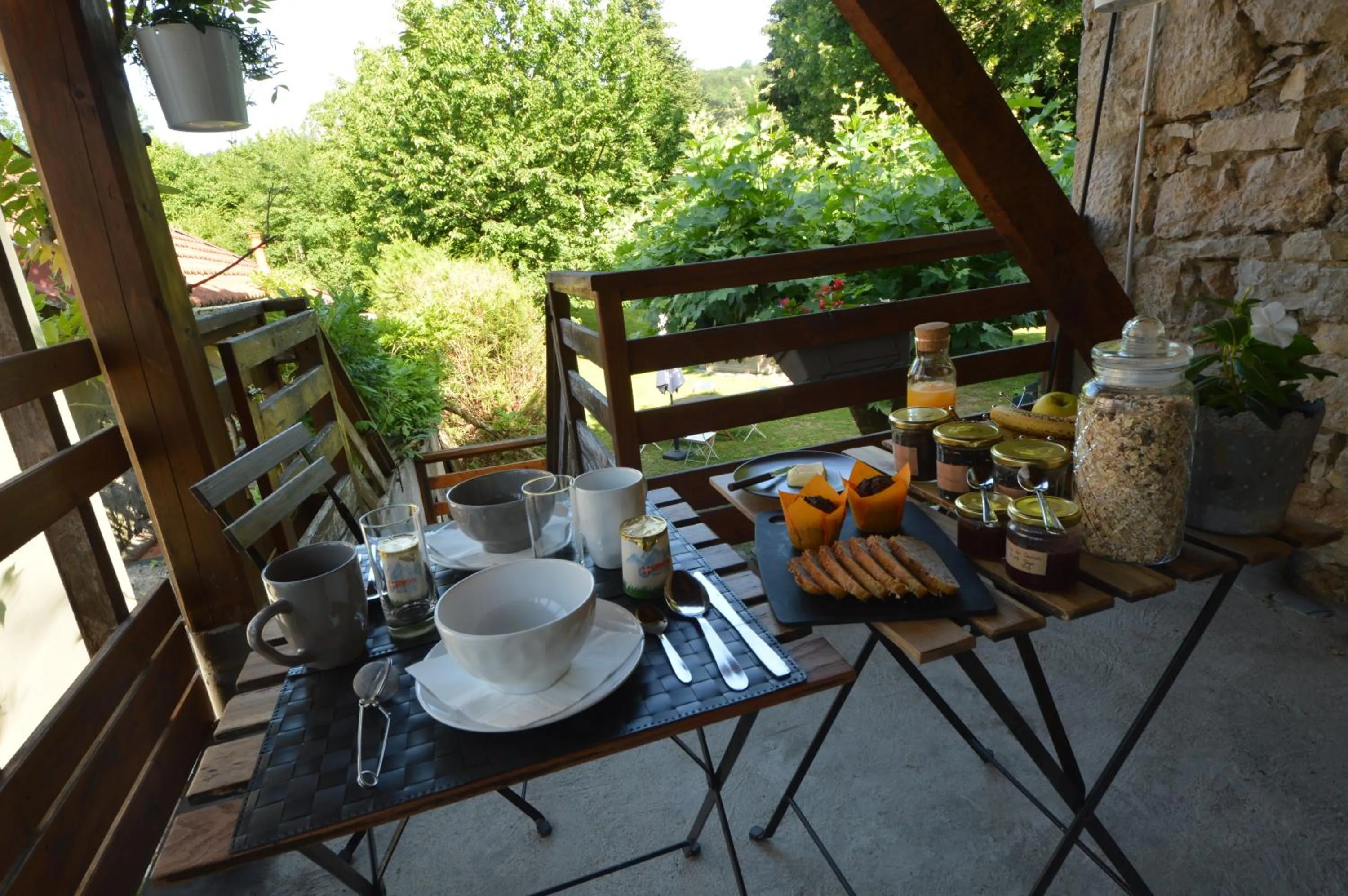Breakfast in Maison Maliga J&G House