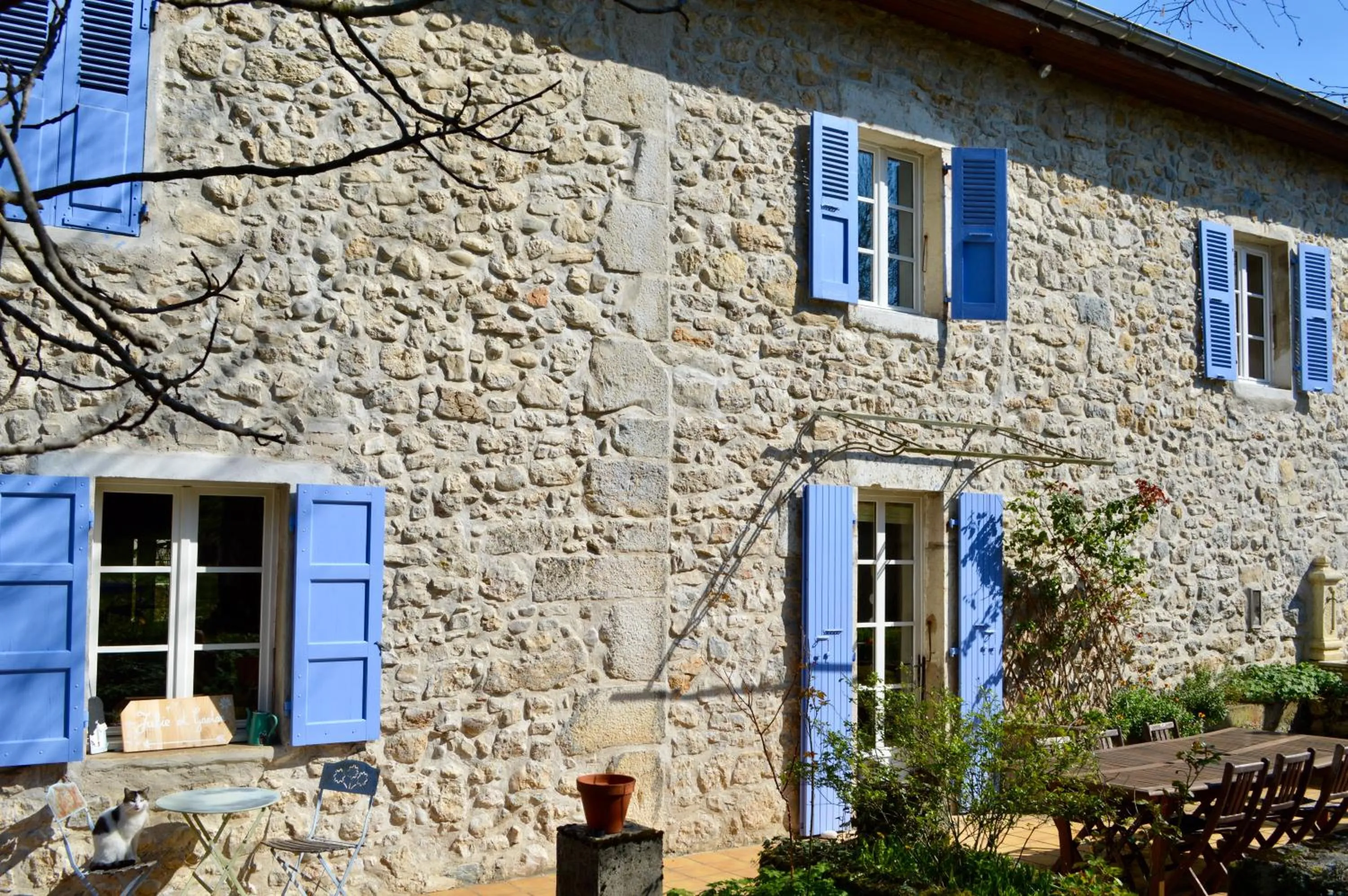 Property building in Maison Maliga J&G House