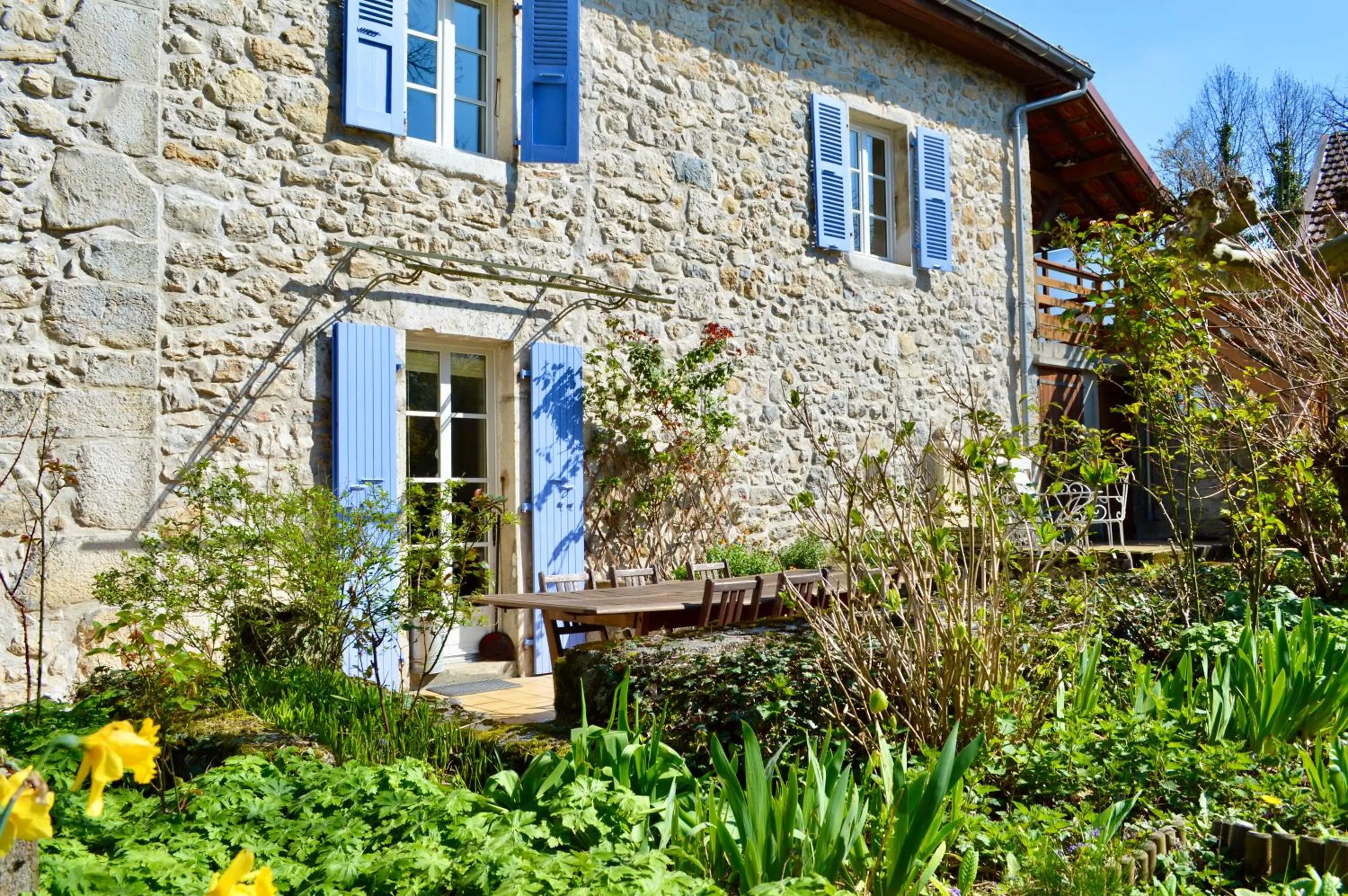 Property building in Maison Maliga J&G House