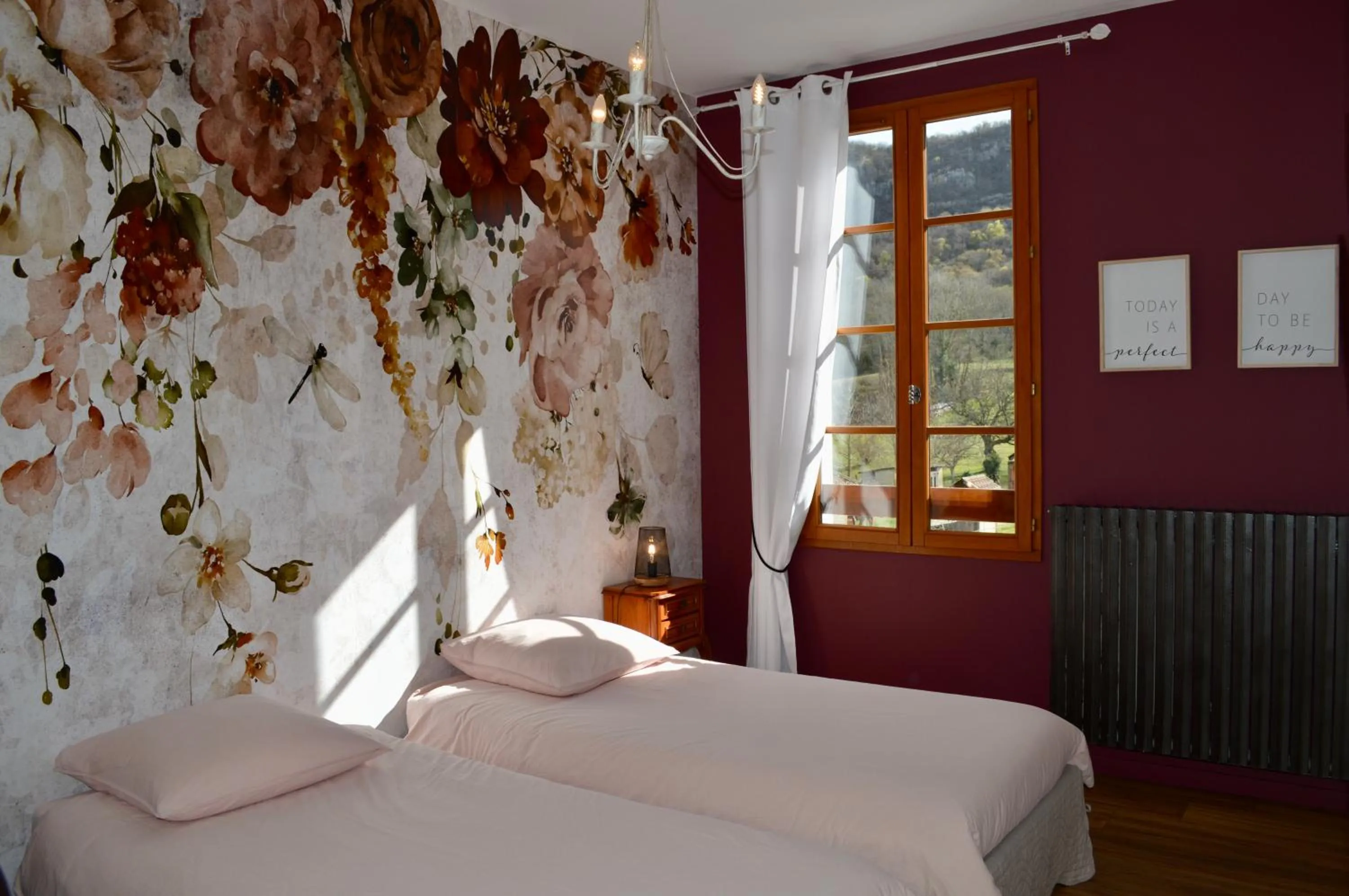 Photo of the whole room, Bed in Maison Maliga J&G House