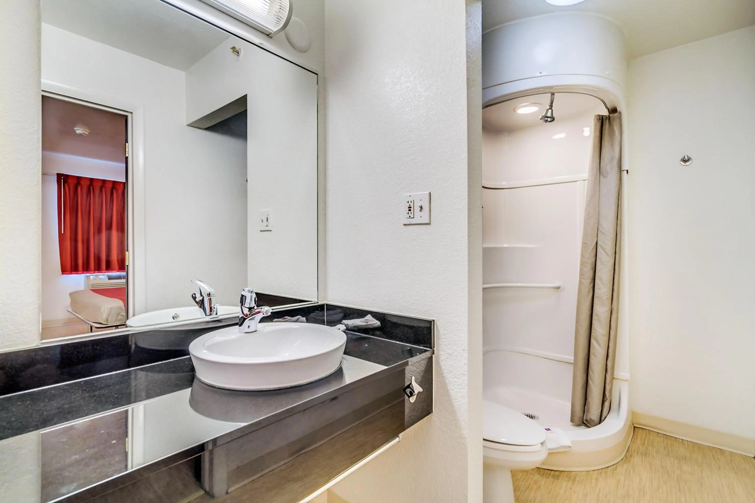 Bathroom in Motel 6-Linthicum Heights, MD - BWI Airport