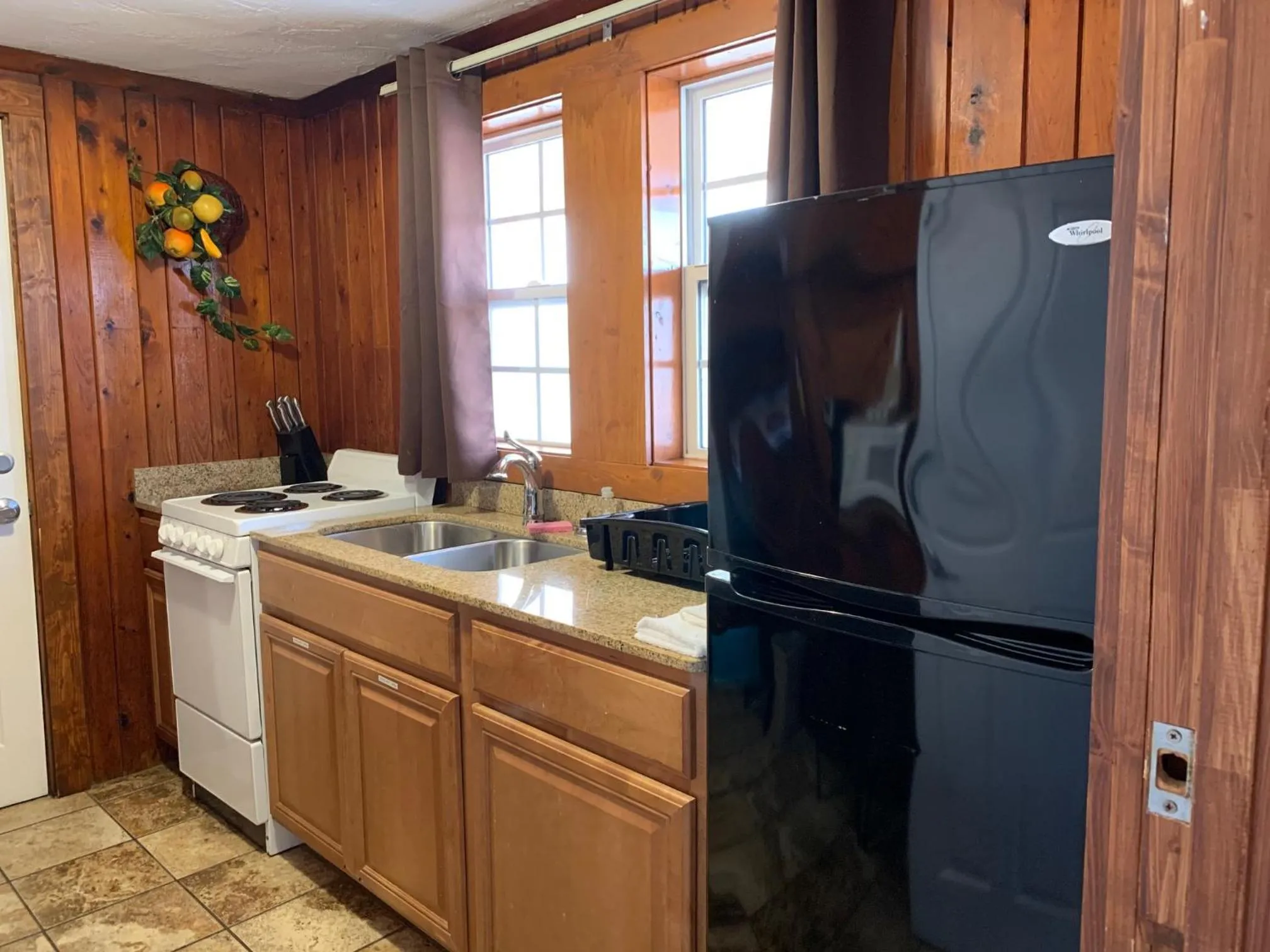 Kitchen or kitchenette in Sea Horse Inn and Cottages