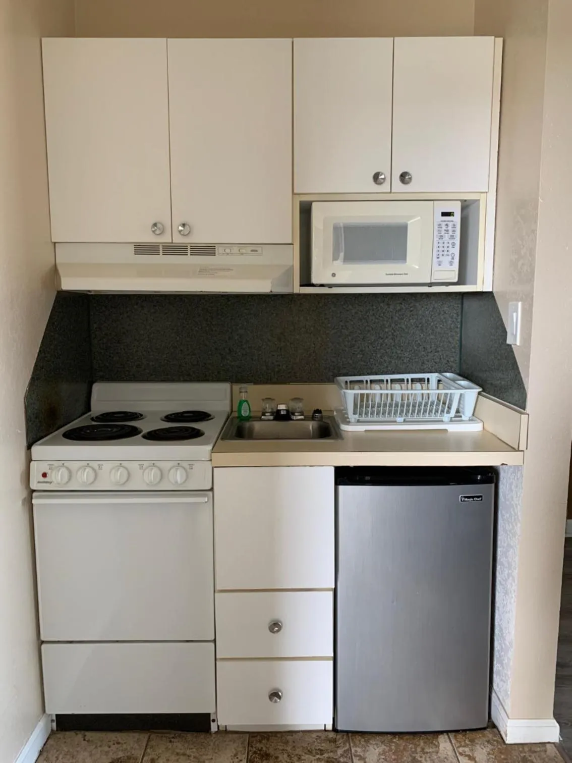 Kitchen or kitchenette in Sea Horse Inn and Cottages