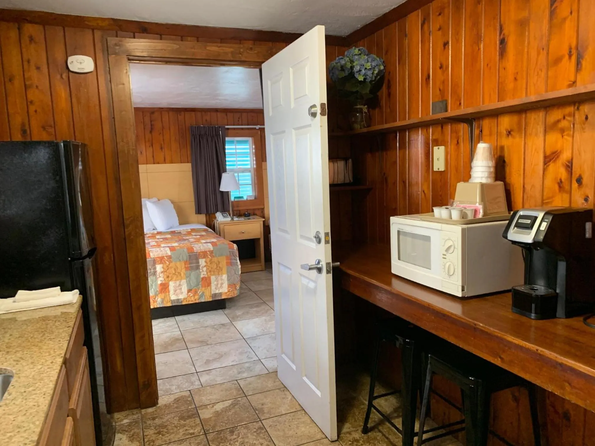 Kitchen or kitchenette, Bed in Sea Horse Inn and Cottages