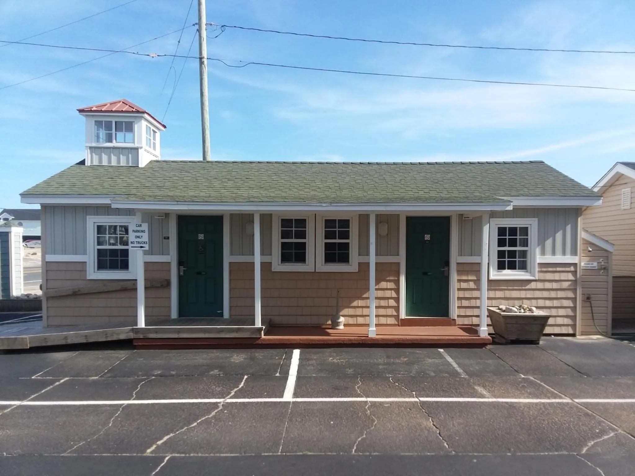 Property building in Sea Horse Inn and Cottages