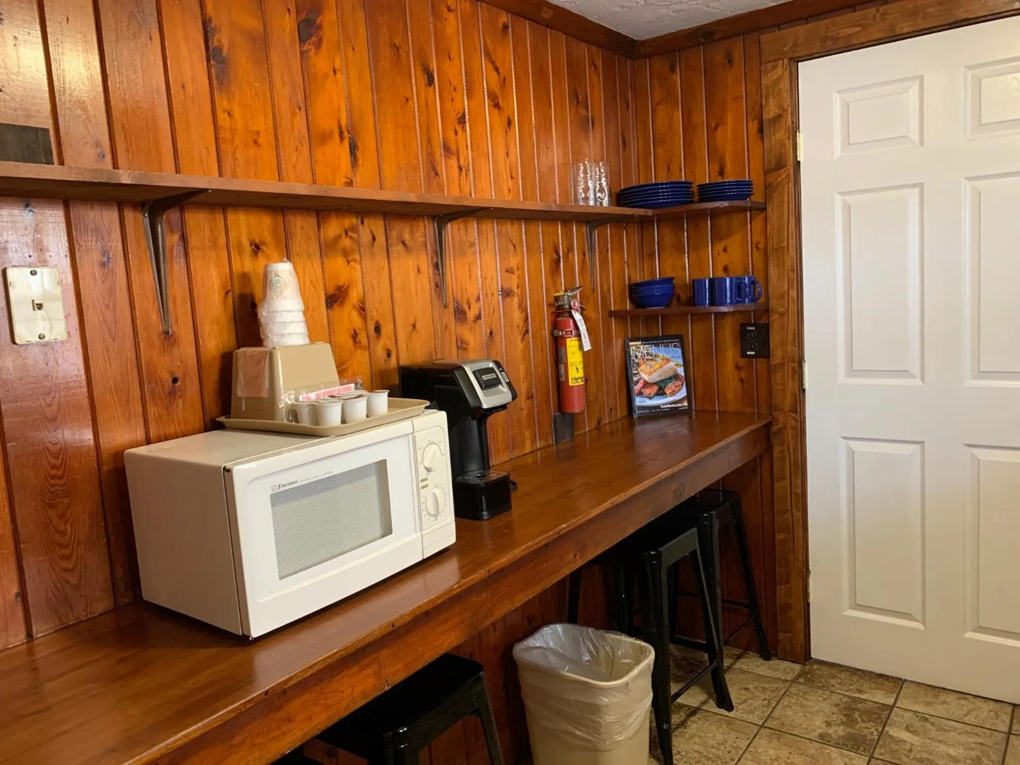 Kitchen or kitchenette in Sea Horse Inn and Cottages