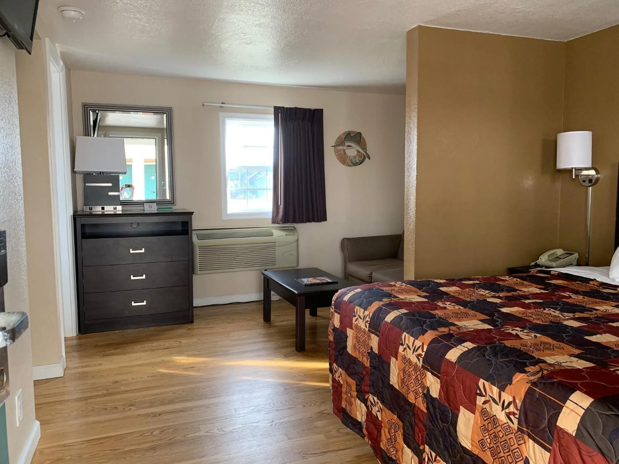 Photo of the whole room, Bed in Sea Horse Inn and Cottages