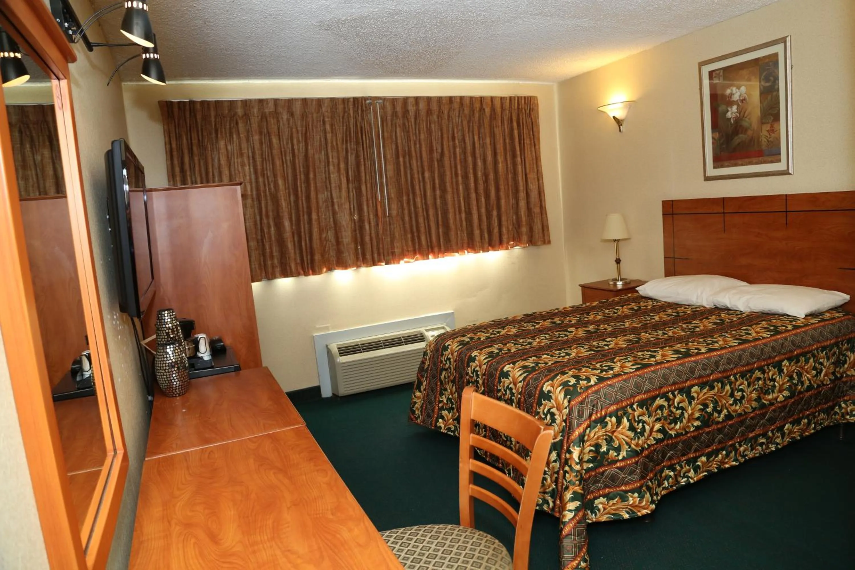 Photo of the whole room in JFK Inn