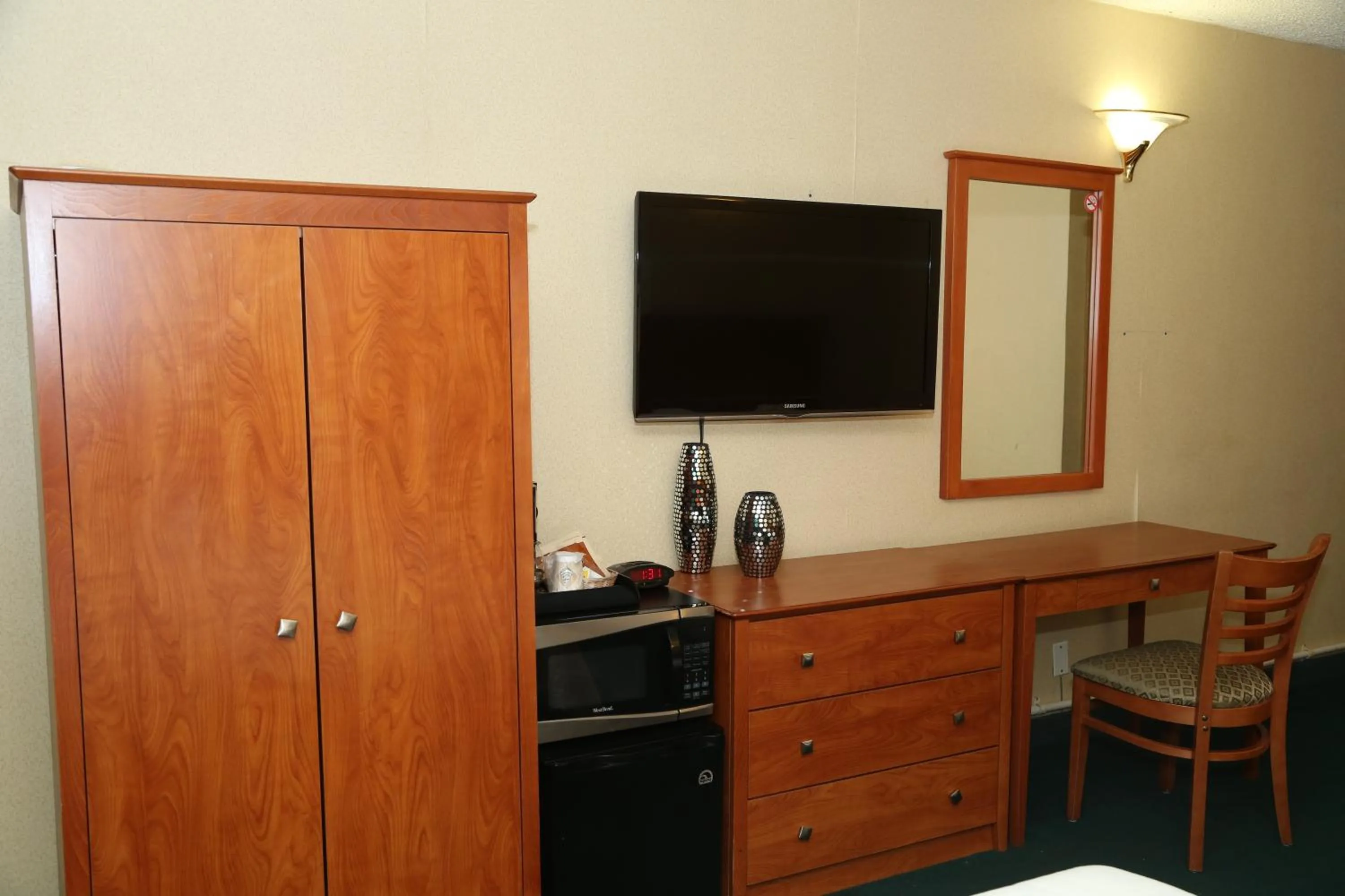TV and multimedia, TV/Entertainment Center in JFK Inn
