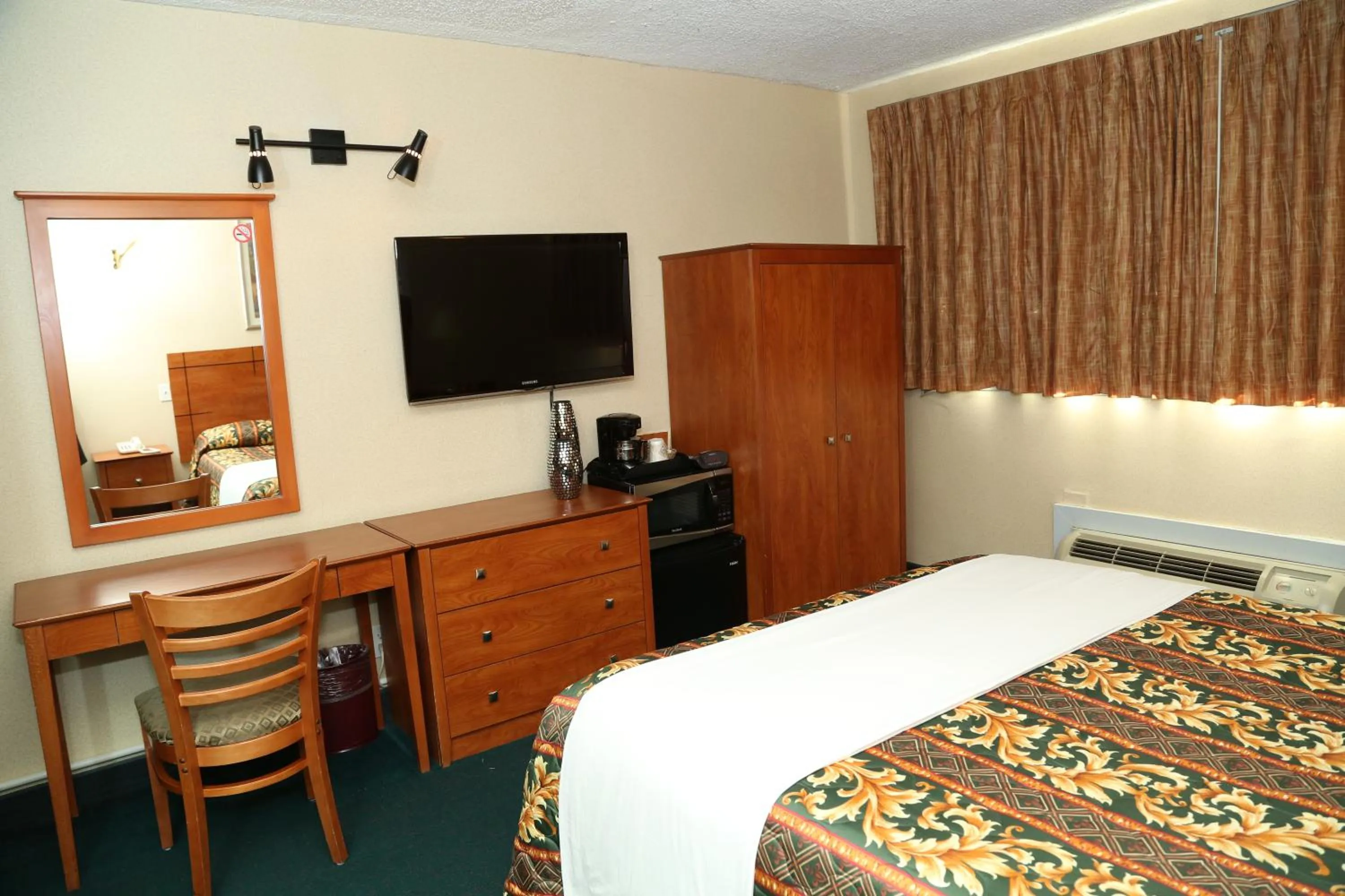 Bed, TV/Entertainment Center in JFK Inn