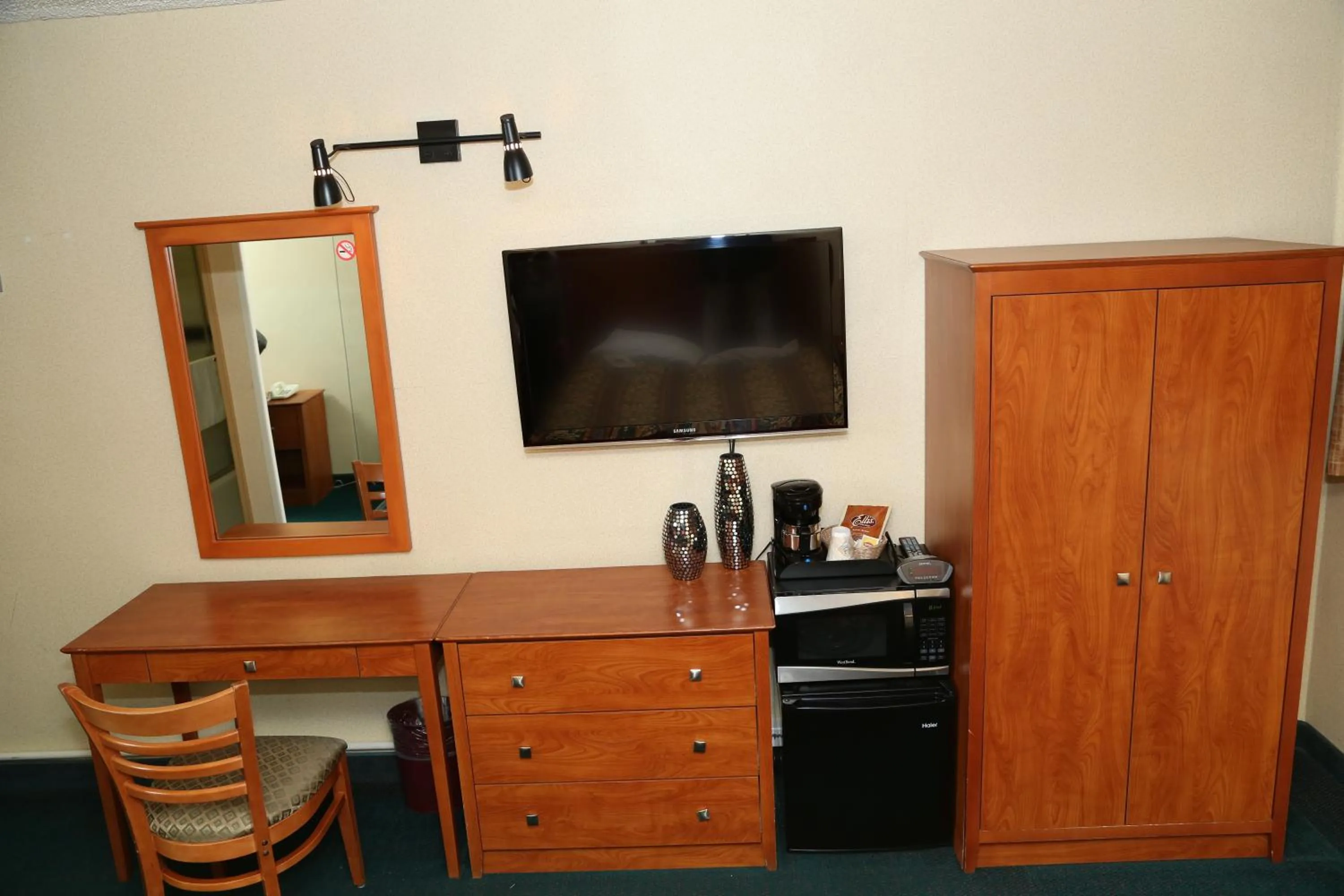 TV and multimedia, TV/Entertainment Center in JFK Inn