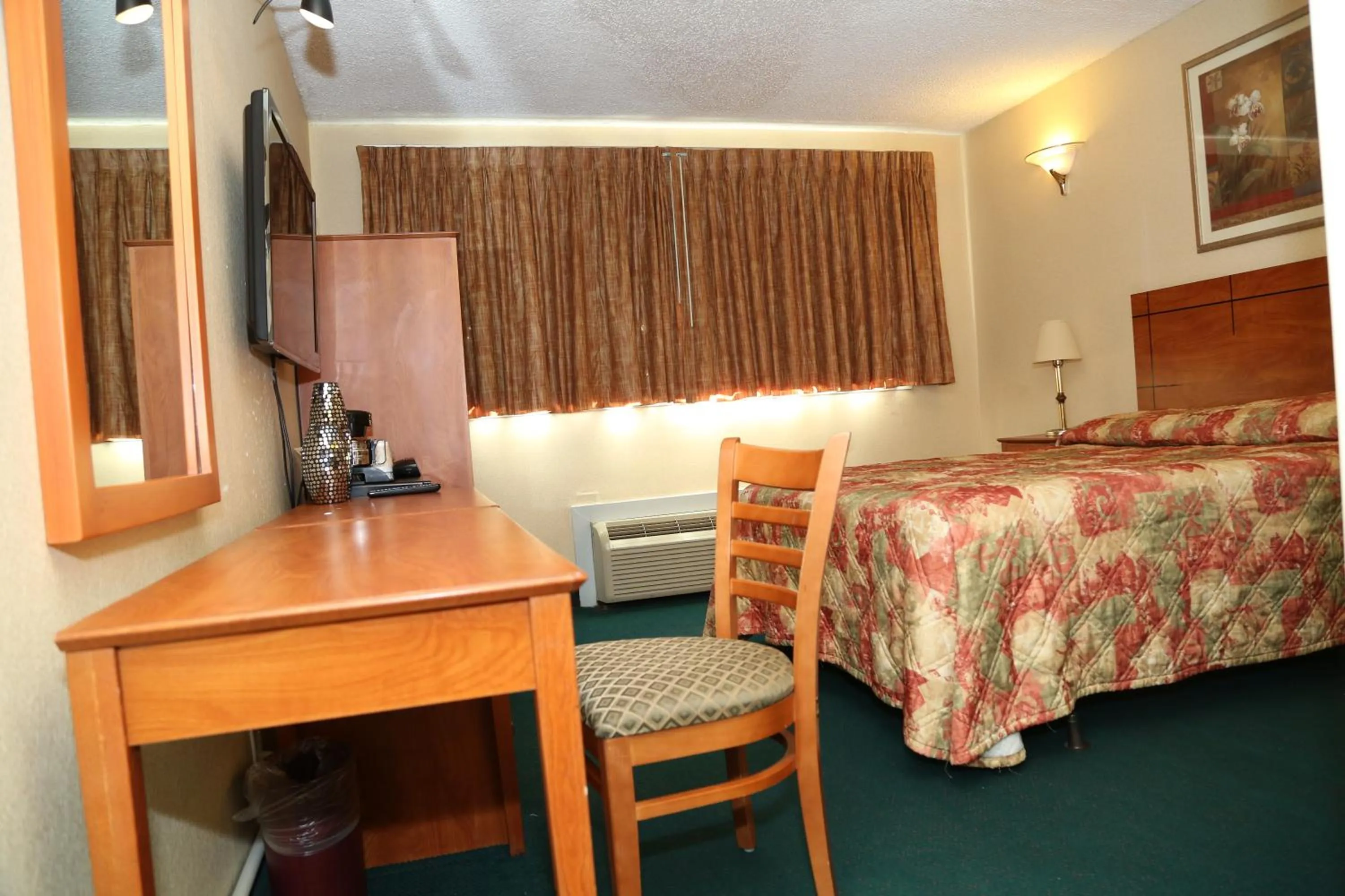Property building, TV/Entertainment Center in JFK Inn