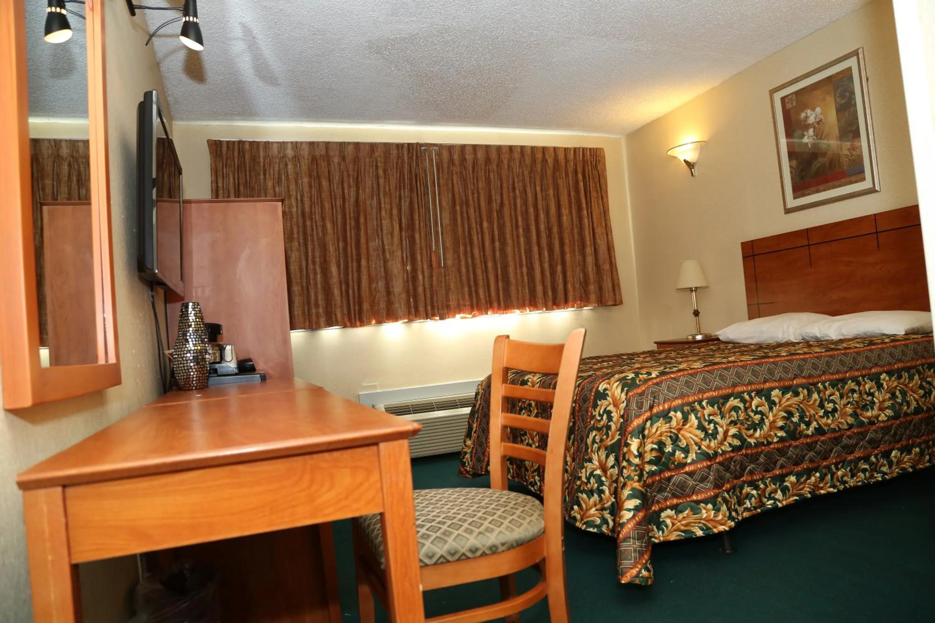 Photo of the whole room in JFK Inn