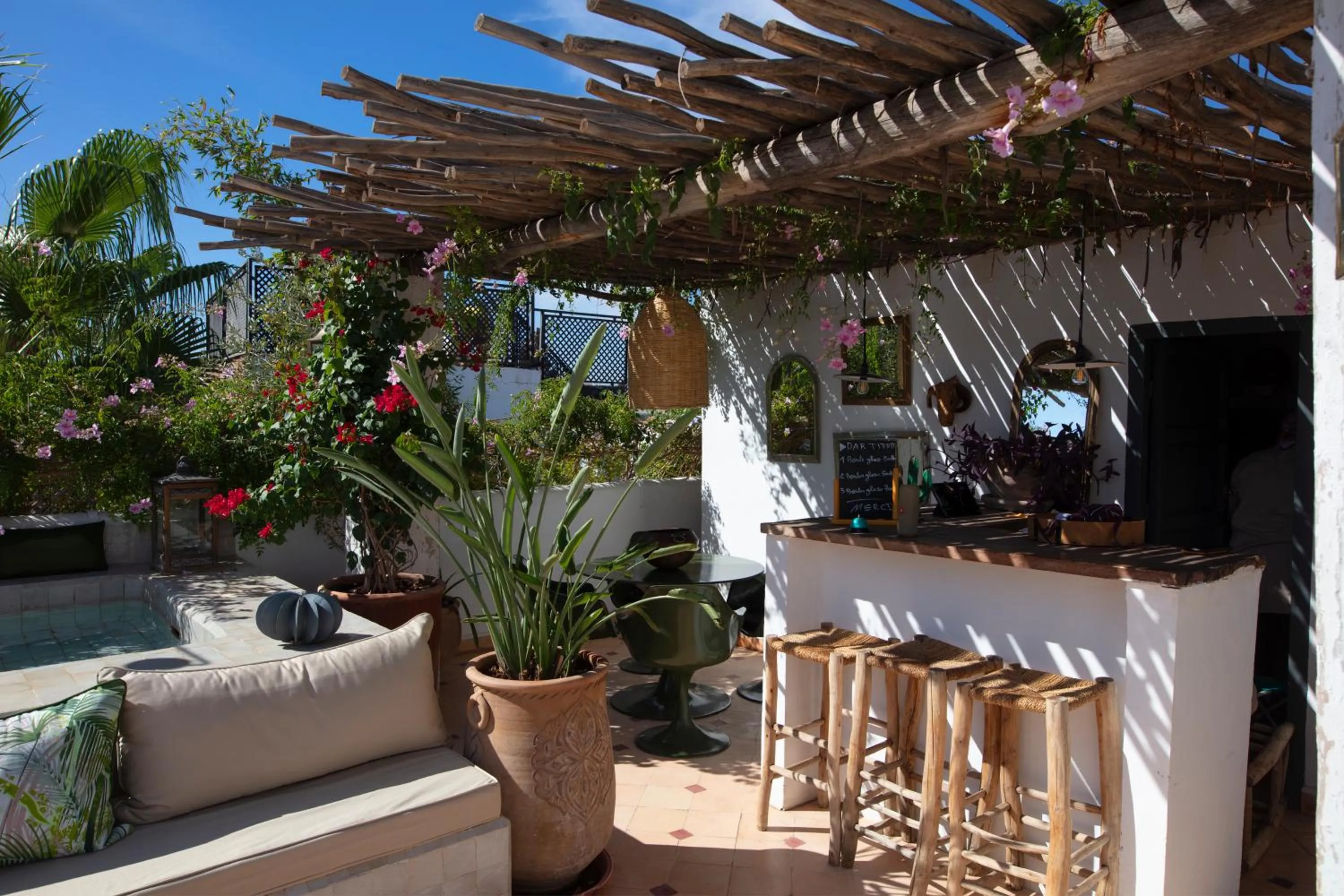 Lounge or bar in Dar Titrit