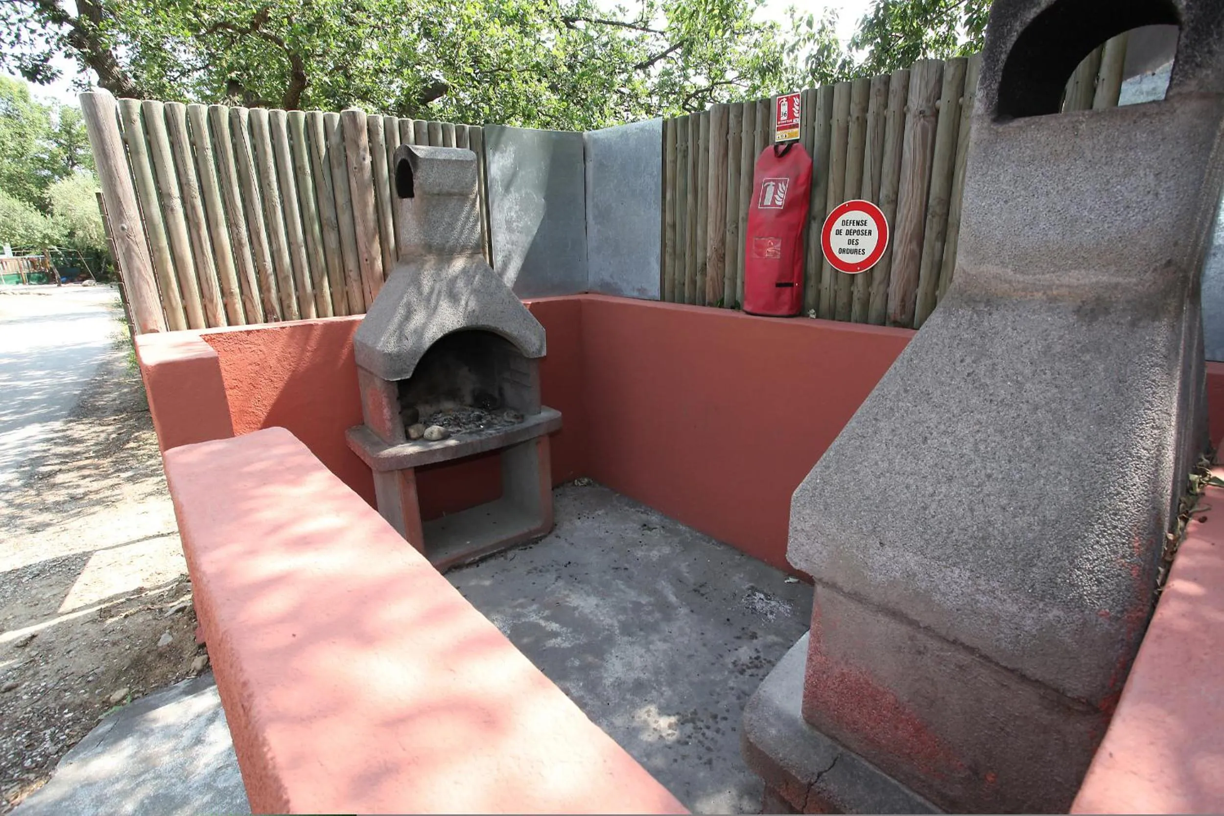 BBQ facilities in Camping Le Bois Fleuri